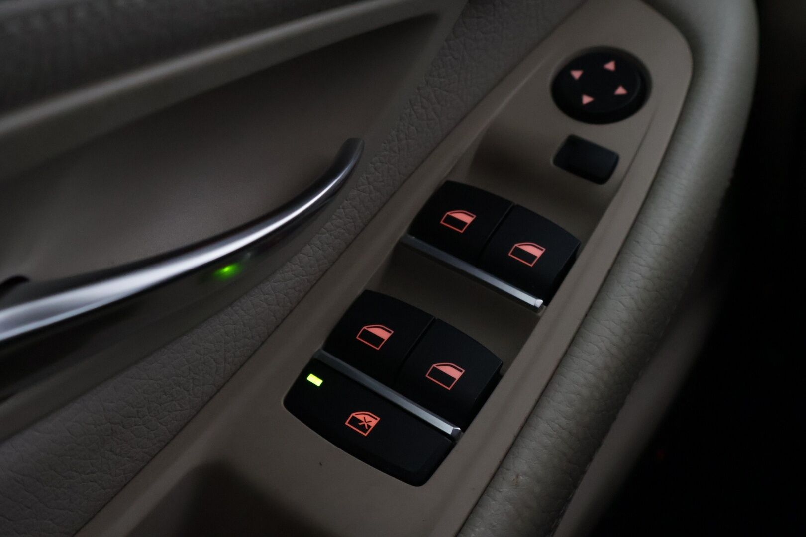 BMW 520 2015 F10 Sedan 520d A Business *ACC / Navi / Vaaleat comfortnahat / HUD / S.ratti / S.penkit / Navi / P.kamera* - Upeasti varusteltu Suomi-auto / Ei Adblueta / Michelin renkain! - HULLU BLACKWEEK KORKOTARJOUS 2,49%