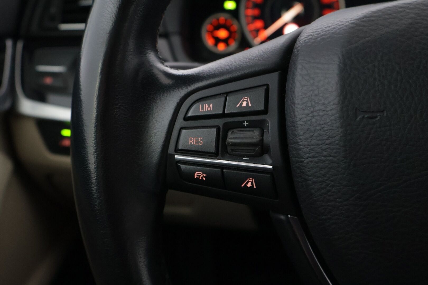 BMW 520 2015 F10 Sedan 520d A Business *ACC / Navi / Vaaleat comfortnahat / HUD / S.ratti / S.penkit / Navi / P.kamera* - Upeasti varusteltu Suomi-auto / Ei Adblueta / Michelin renkain! - HULLU BLACKWEEK KORKOTARJOUS 2,49%