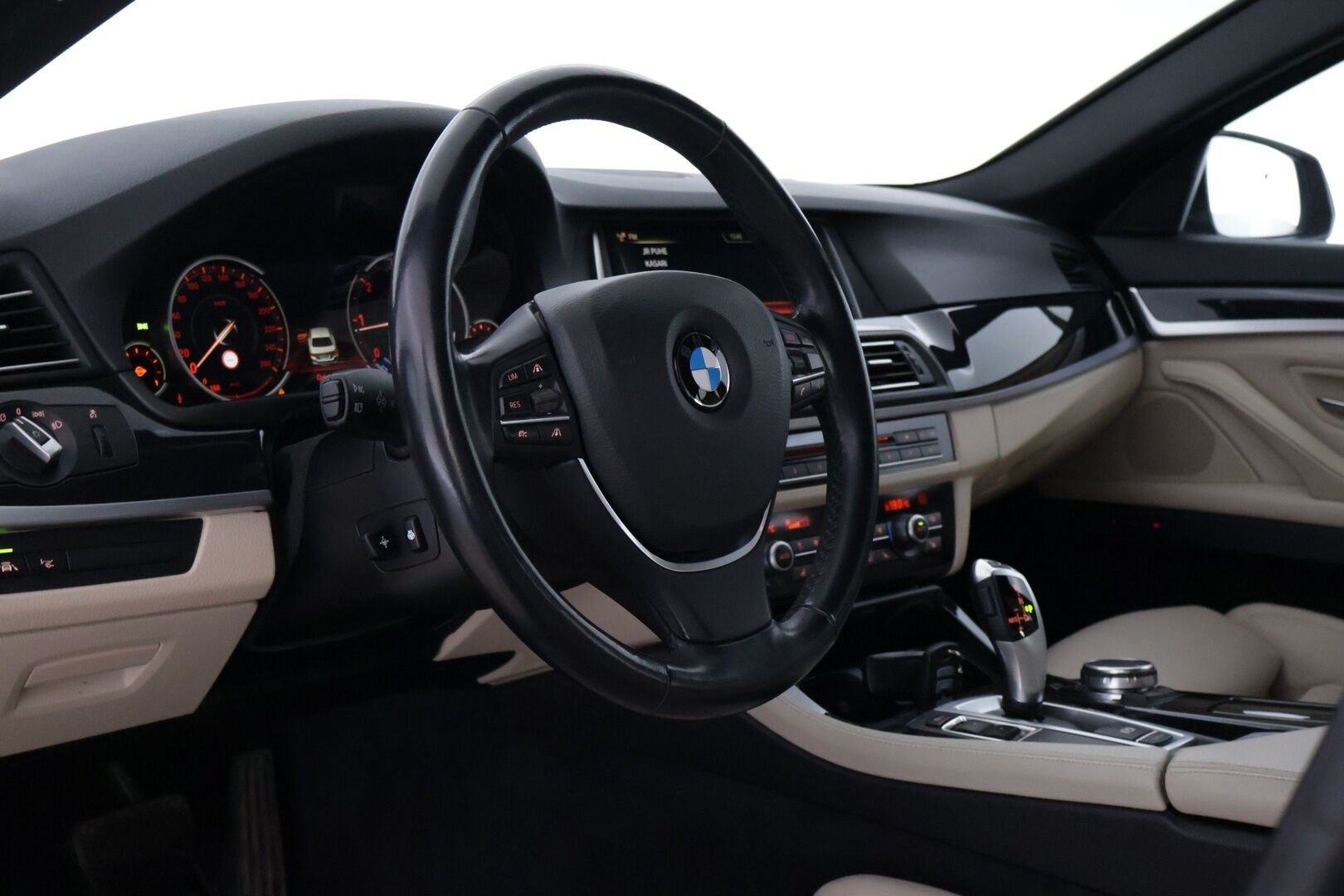 BMW 520 2015 F10 Sedan 520d A Business *ACC / Navi / Vaaleat comfortnahat / HUD / S.ratti / S.penkit / Navi / P.kamera* - Upeasti varusteltu Suomi-auto / Ei Adblueta / Michelin renkain! - HULLU BLACKWEEK KORKOTARJOUS 2,49%