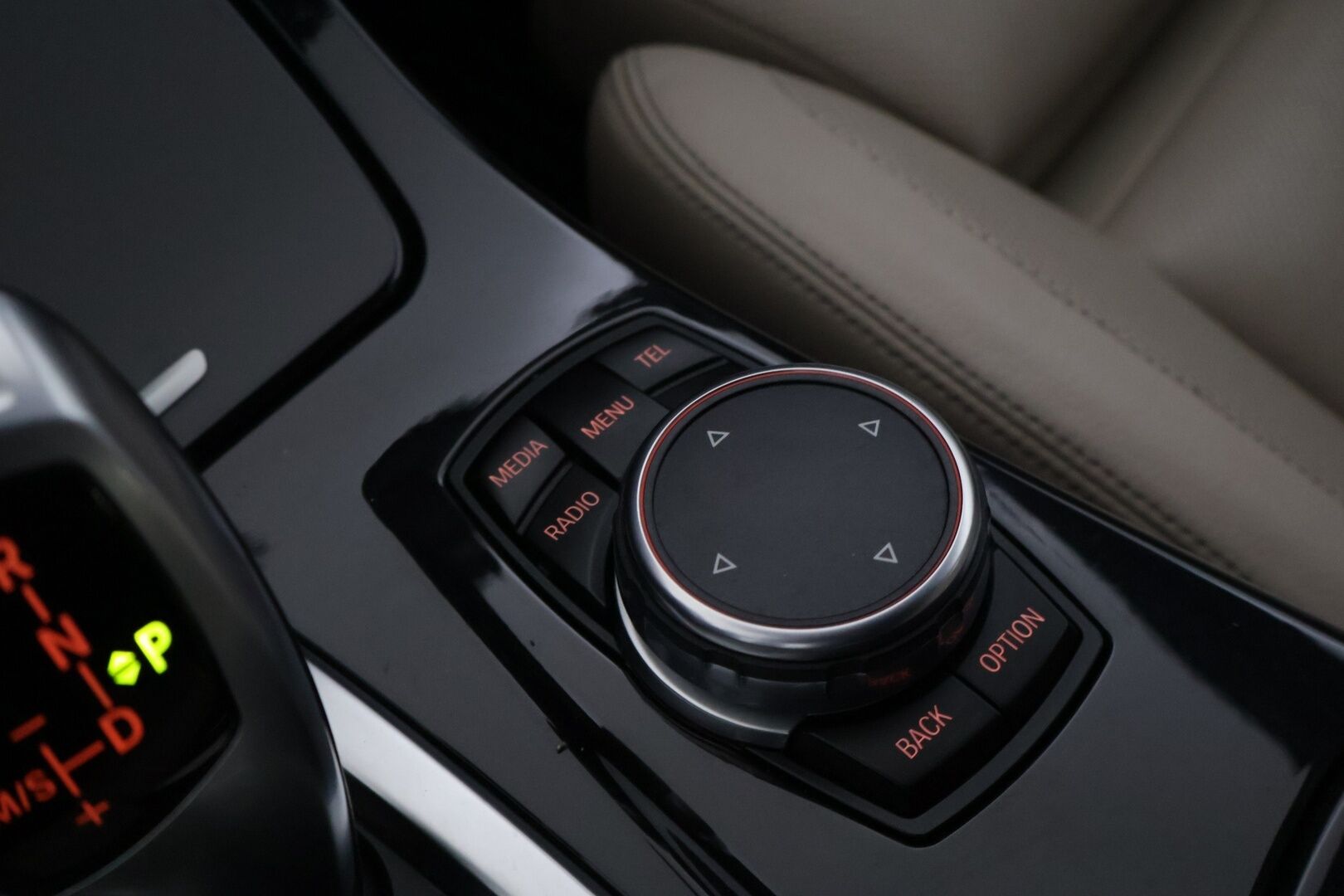 BMW 520 2015 F10 Sedan 520d A Business *ACC / Navi / Vaaleat comfortnahat / HUD / S.ratti / S.penkit / Navi / P.kamera* - Upeasti varusteltu Suomi-auto / Ei Adblueta / Michelin renkain! - HULLU BLACKWEEK KORKOTARJOUS 2,49%