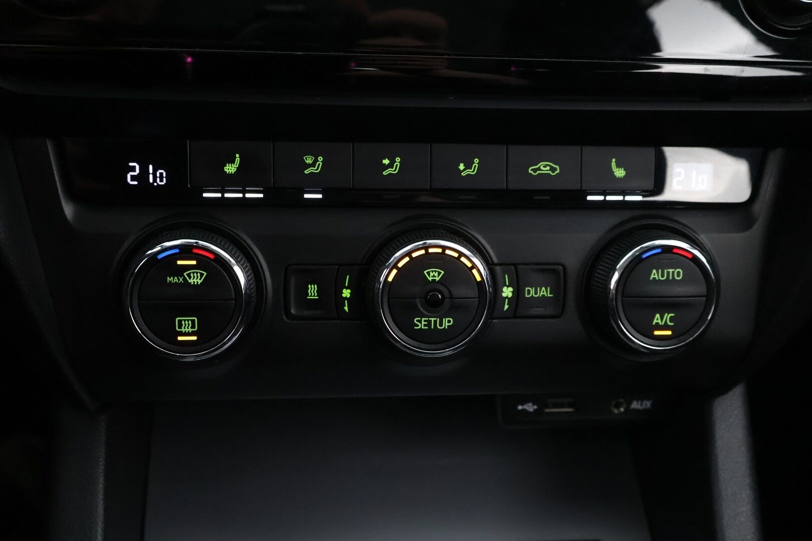 Skoda Octavia 2015 Combi 2,0 TDI 150 Elegance - Suomiauto / Webasto / Vakkari / KeylessGo / Vetokoukku / Xenon / Peruutustutkat / Hyvillä varusteilla!