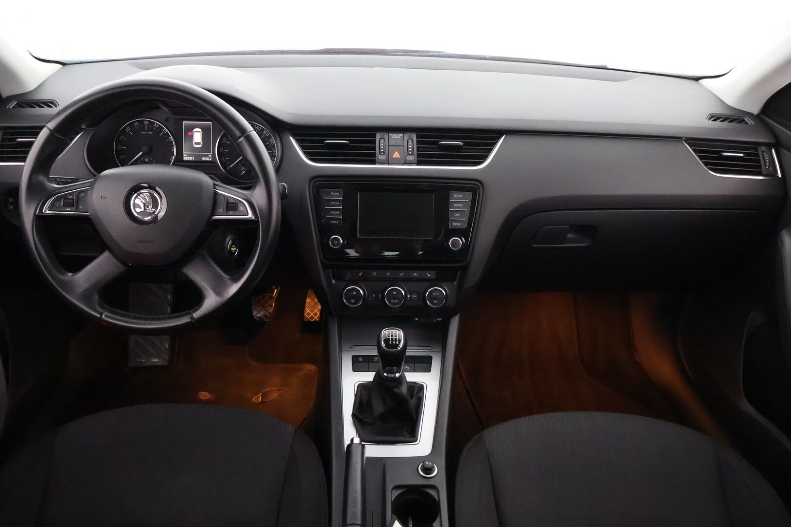 Skoda Octavia 2015 Combi 2,0 TDI 150 Elegance - Suomiauto / Webasto / Vakkari / KeylessGo / Vetokoukku / Xenon / Peruutustutkat / Hyvillä varusteilla!