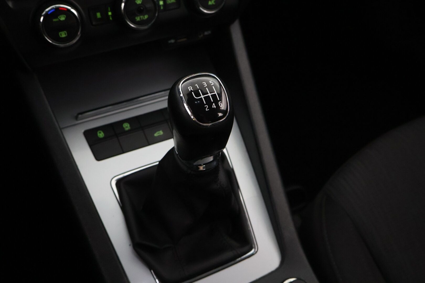 Skoda Octavia 2015 Combi 2,0 TDI 150 Elegance - Suomiauto / Webasto / Vakkari / KeylessGo / Vetokoukku / Xenon / Peruutustutkat / Hyvillä varusteilla!