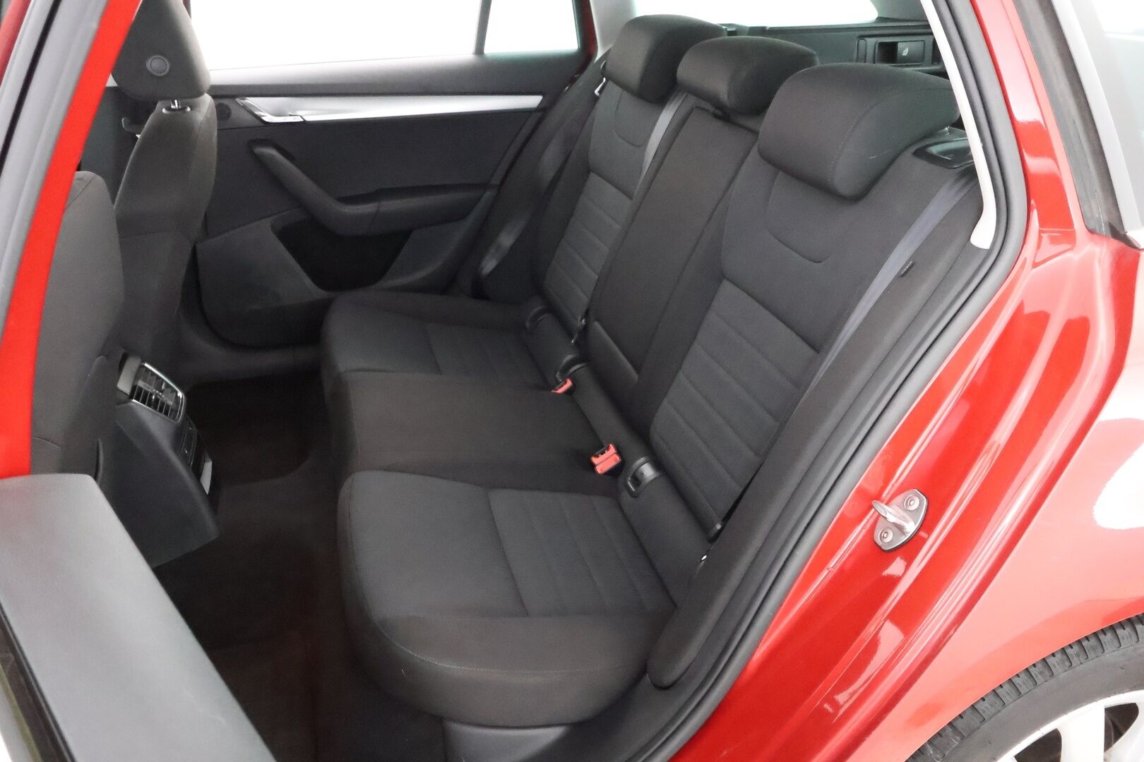 Skoda Octavia 2015 Combi 2,0 TDI 150 Elegance - Suomiauto / Webasto / Vakkari / KeylessGo / Vetokoukku / Xenon / Peruutustutkat / Hyvillä varusteilla!