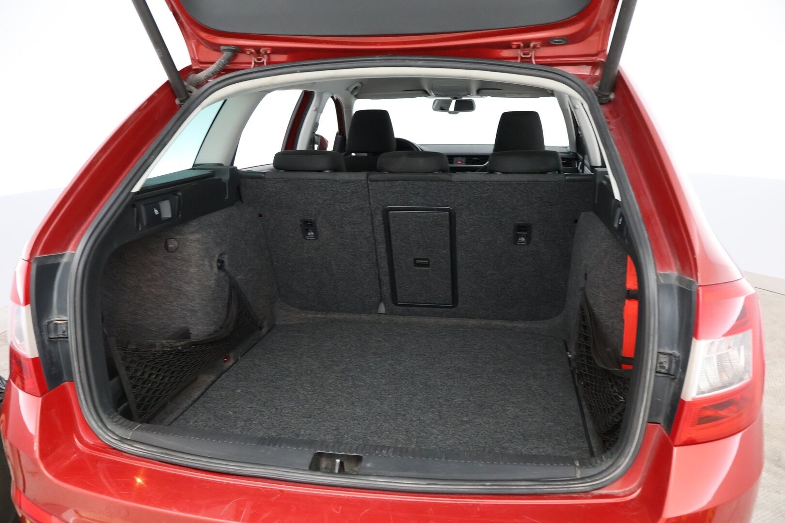 Skoda Octavia 2015 Combi 2,0 TDI 150 Elegance - Suomiauto / Webasto / Vakkari / KeylessGo / Vetokoukku / Xenon / Peruutustutkat / Hyvillä varusteilla!