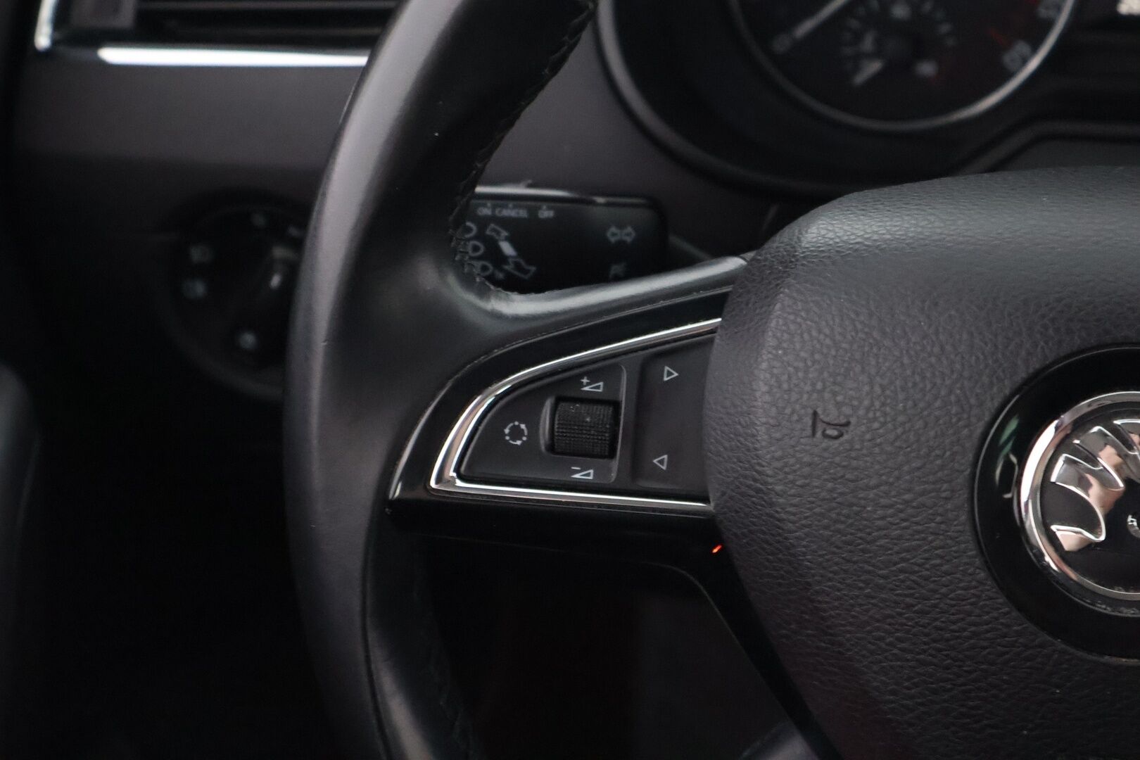 Skoda Octavia 2015 Combi 2,0 TDI 150 Elegance - Suomiauto / Webasto / Vakkari / KeylessGo / Vetokoukku / Xenon / Peruutustutkat / Hyvillä varusteilla!