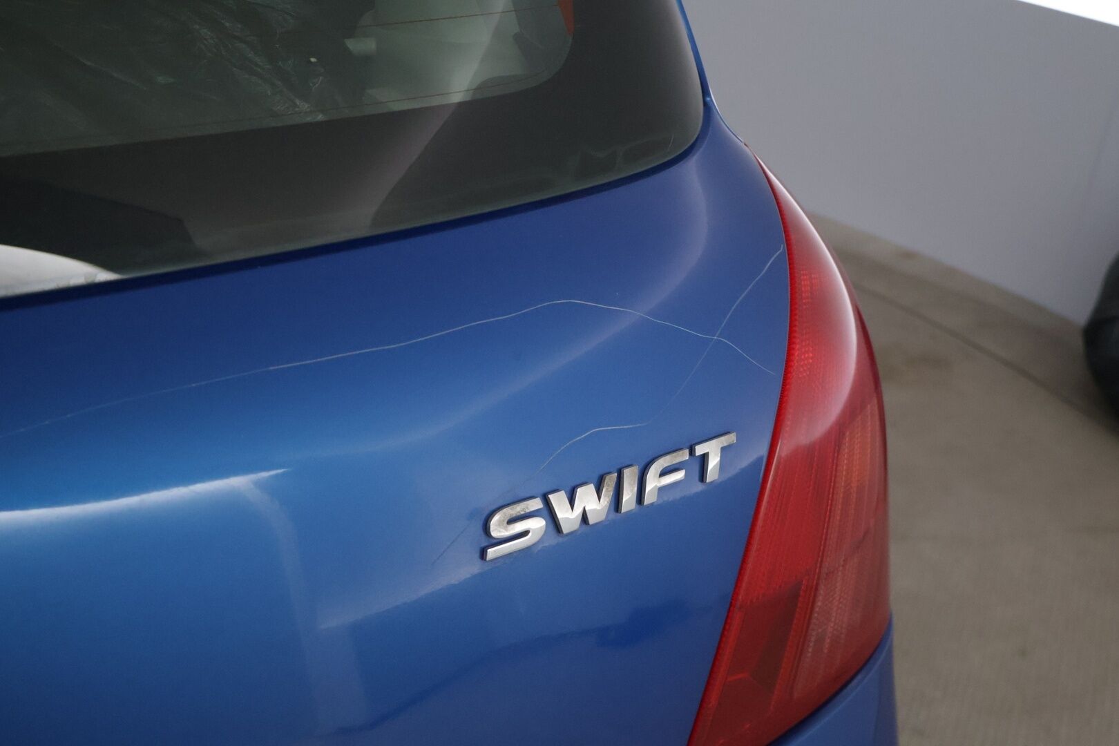 Suzuki Swift 2005 4D SWIFT HATCHBACK 1.3 | Myydään huutokaupat.com | - | Myydään huutokaupat.com | Lohkolämmitin | ISOFIX | Kahdet renkaat | 