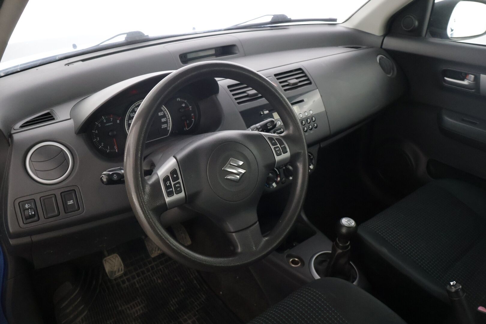 Suzuki Swift 2005 4D SWIFT HATCHBACK 1.3 | Myydään huutokaupat.com | - | Myydään huutokaupat.com | Lohkolämmitin | ISOFIX | Kahdet renkaat | 