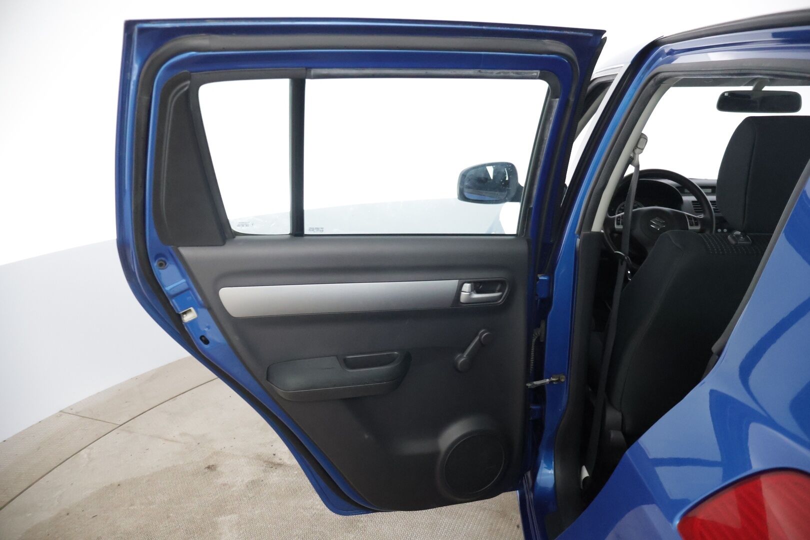 Suzuki Swift 2005 4D SWIFT HATCHBACK 1.3 | Myydään huutokaupat.com | - | Myydään huutokaupat.com | Lohkolämmitin | ISOFIX | Kahdet renkaat | 