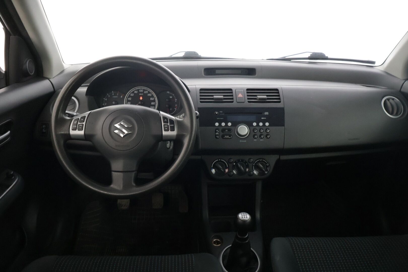 Suzuki Swift 2005 4D SWIFT HATCHBACK 1.3 | Myydään huutokaupat.com | - | Myydään huutokaupat.com | Lohkolämmitin | ISOFIX | Kahdet renkaat | 