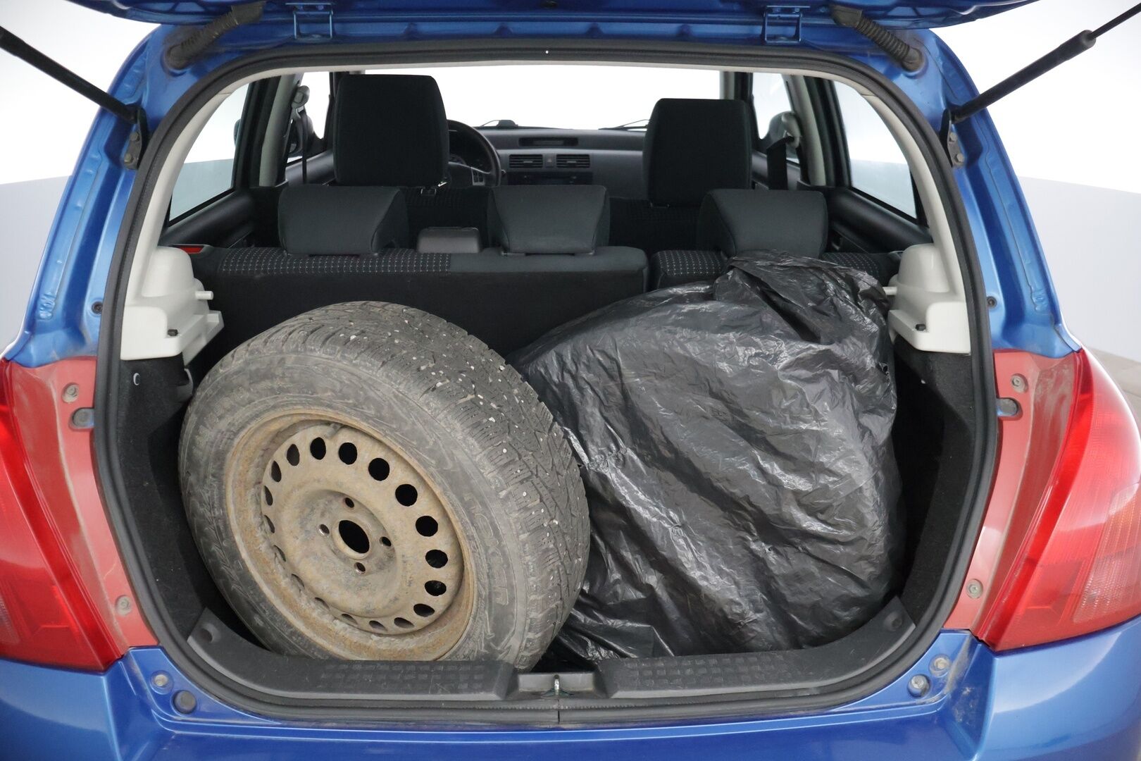 Suzuki Swift 2005 4D SWIFT HATCHBACK 1.3 | Myydään huutokaupat.com | - | Myydään huutokaupat.com | Lohkolämmitin | ISOFIX | Kahdet renkaat | 