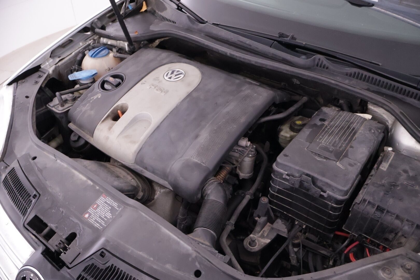 Volkswagen Jetta 2006 4D Sedan 1.6 FSI - Myydään Huutokaupat.com - | Vuoden leima | Kahdet renkaat | Lohko + sisäpistoke | Hiljattain huollettu | Koukku |
