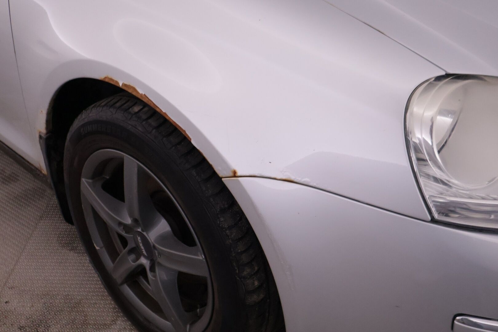 Volkswagen Jetta 2006 4D Sedan 1.6 FSI - Myydään Huutokaupat.com - | Vuoden leima | Kahdet renkaat | Lohko + sisäpistoke | Hiljattain huollettu | Koukku |