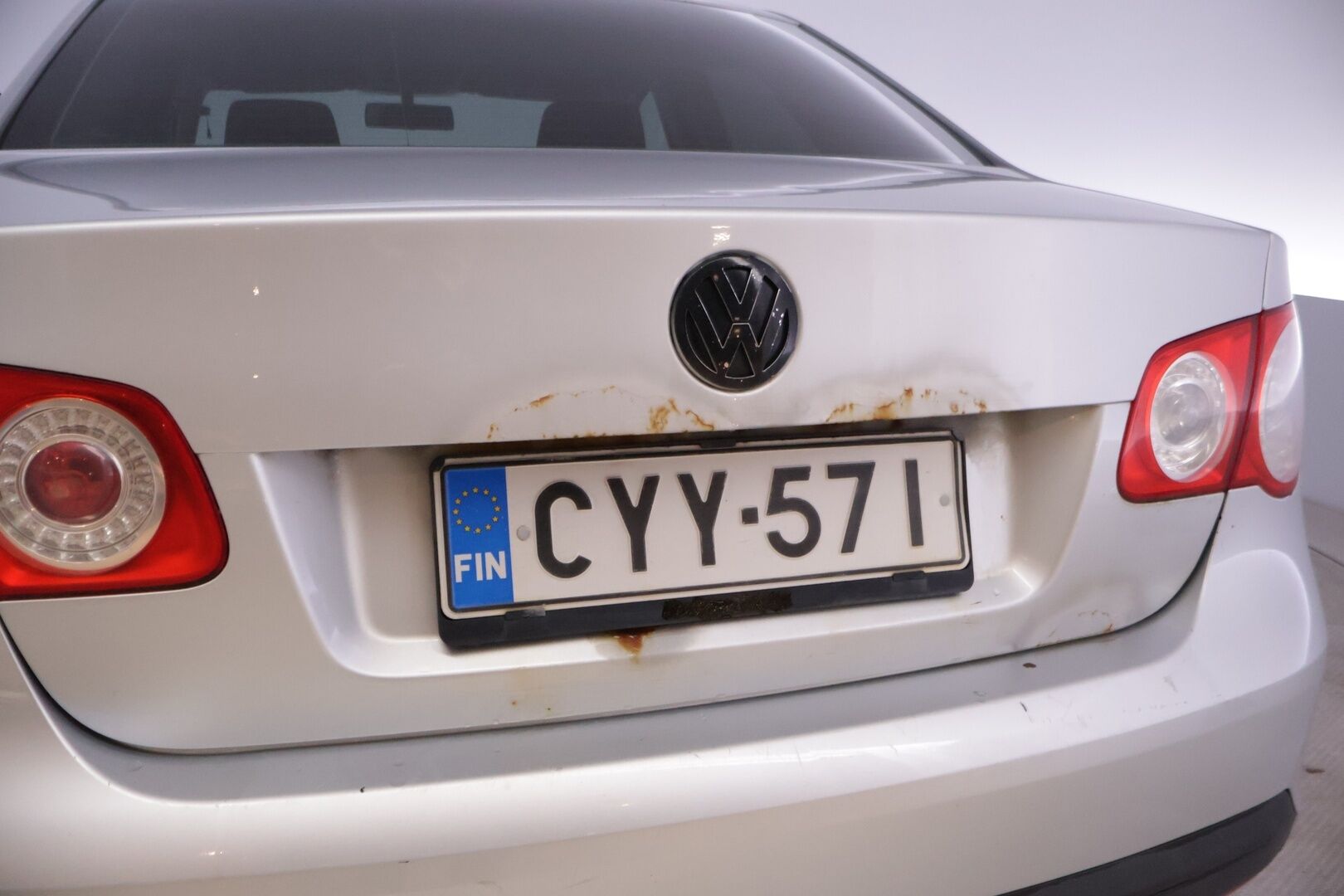 Volkswagen Jetta 2006 4D Sedan 1.6 FSI - Myydään Huutokaupat.com - | Vuoden leima | Kahdet renkaat | Lohko + sisäpistoke | Hiljattain huollettu | Koukku |