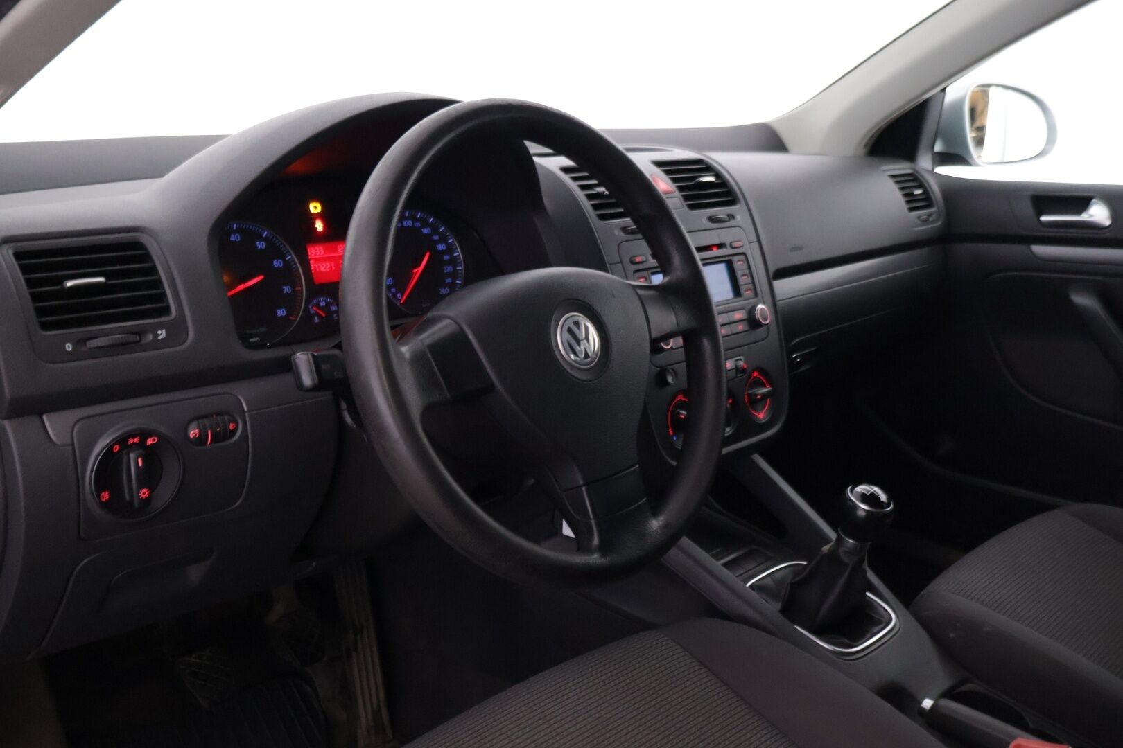 Volkswagen Jetta 2006 4D Sedan 1.6 FSI - Myydään Huutokaupat.com - | Vuoden leima | Kahdet renkaat | Lohko + sisäpistoke | Hiljattain huollettu | Koukku |