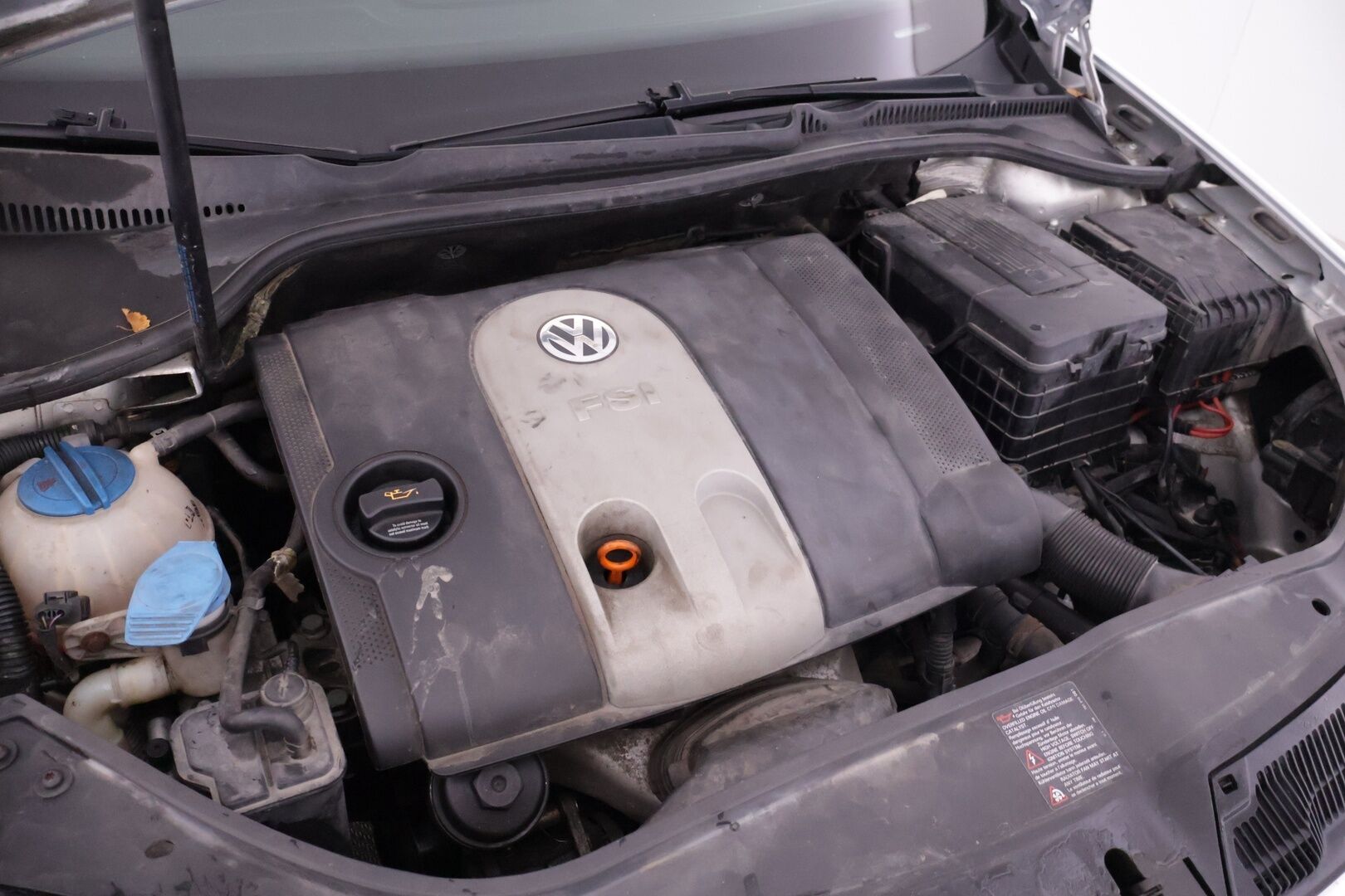 Volkswagen Jetta 2006 4D Sedan 1.6 FSI - Myydään Huutokaupat.com - | Vuoden leima | Kahdet renkaat | Lohko + sisäpistoke | Hiljattain huollettu | Koukku |