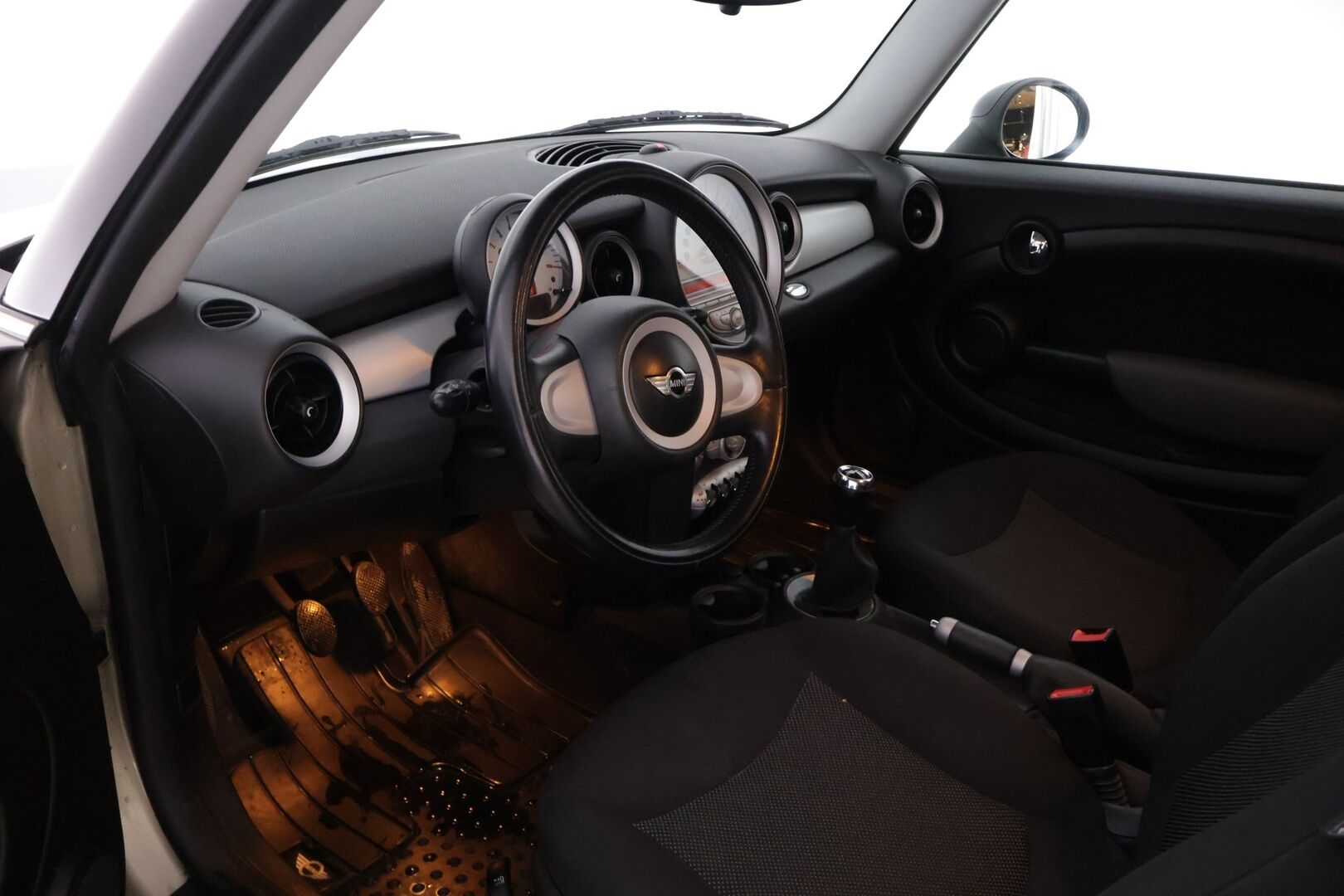 Mini Hatchback 2007 2D COOPER HATCHBACK 1.6 R56 HatchbackYritysOutlet - Myydään vain yrityksille - Tämä auto myydään YritysOutlet -valikoimasta vain yritykselle