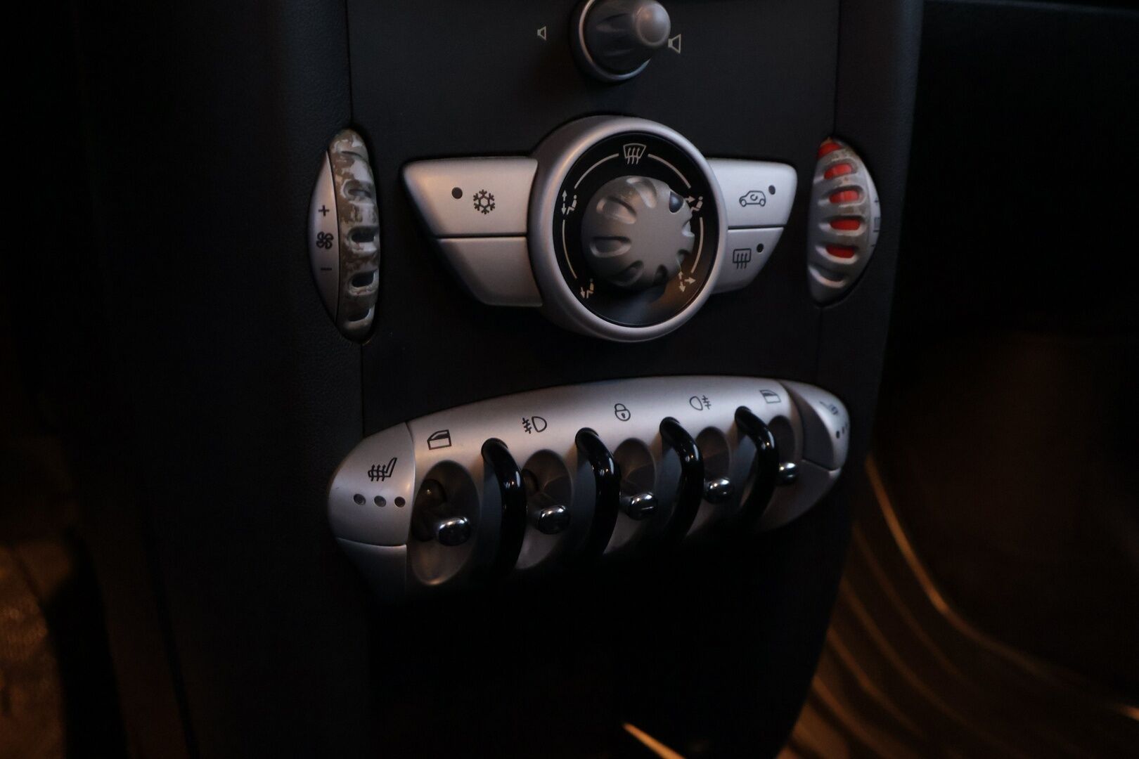 Mini Hatchback 2007 2D COOPER HATCHBACK 1.6 R56 HatchbackYritysOutlet - Myydään vain yrityksille - Tämä auto myydään YritysOutlet -valikoimasta vain yritykselle