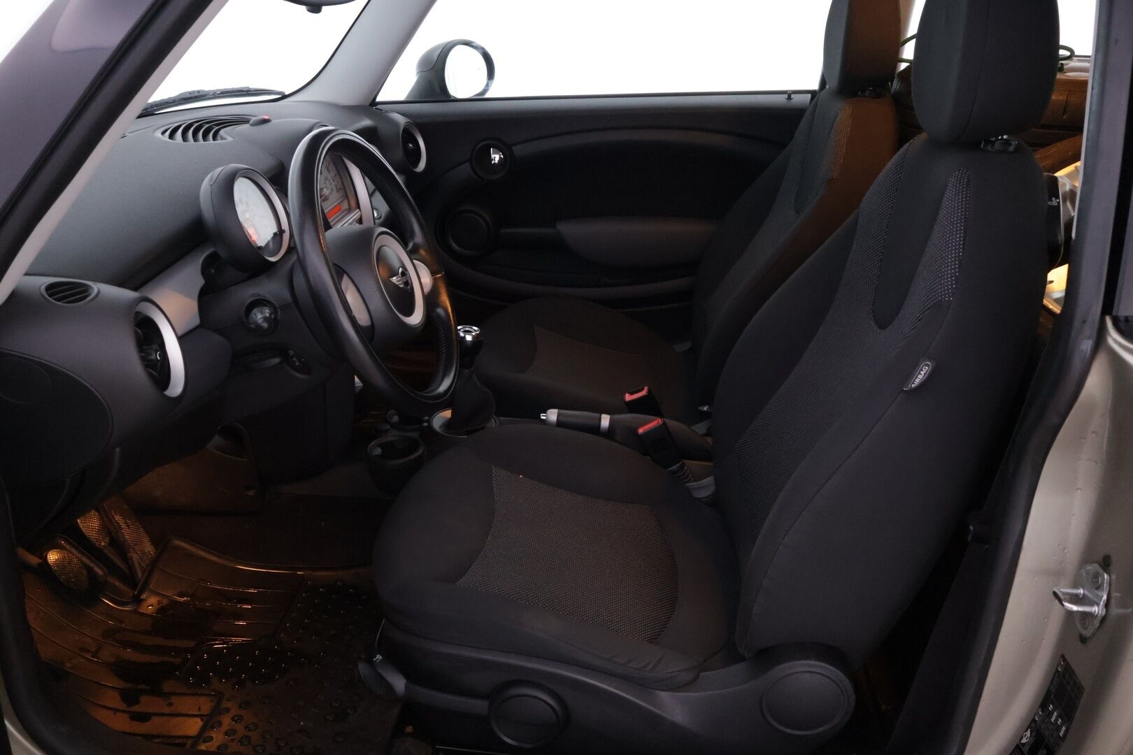 Mini Hatchback 2007 2D COOPER HATCHBACK 1.6 R56 HatchbackYritysOutlet - Myydään vain yrityksille - Tämä auto myydään YritysOutlet -valikoimasta vain yritykselle