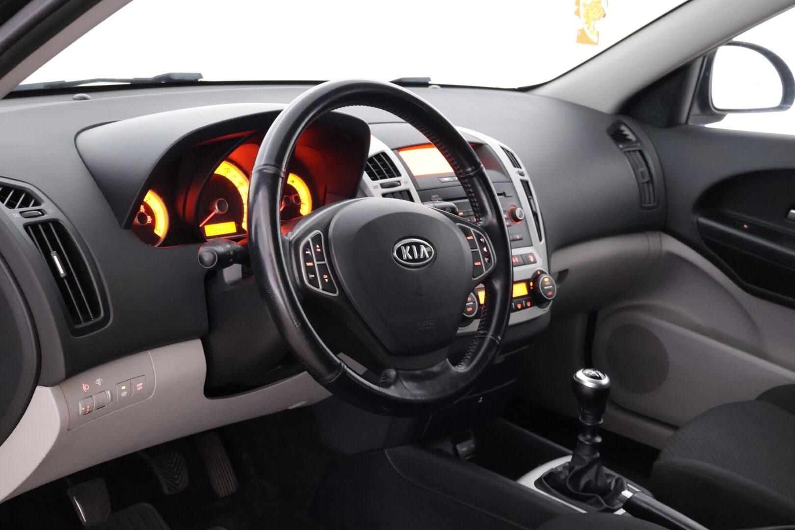 Kia cee'd 2008 1,6 CRDi EX SW * myydään vain huutokaupat.com* - Suomi-auto / 2 renkaat / Huoltokirja