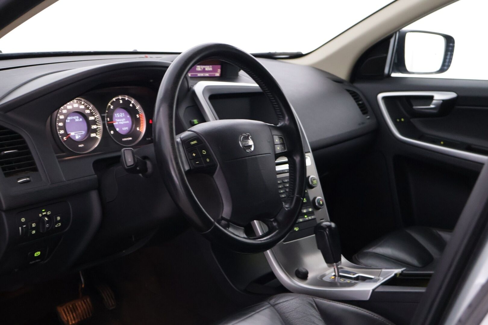 Volvo XC60 2009 2,4D AWD Momentum aut - Myydään Huutokaupat.com - | Suomi-auto | Vetokoukku | Webasto | Lisävalo | Ruosteet korjattu kaarista | Vakkari | akt. Xenon | 