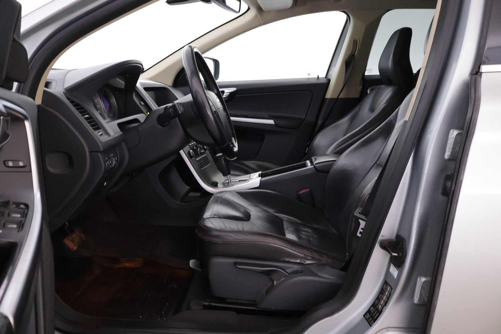 Volvo XC60 2009 2,4D AWD Momentum aut - Myydään Huutokaupat.com - | Suomi-auto | Vetokoukku | Webasto | Lisävalo | Ruosteet korjattu kaarista | Vakkari | akt. Xenon | 