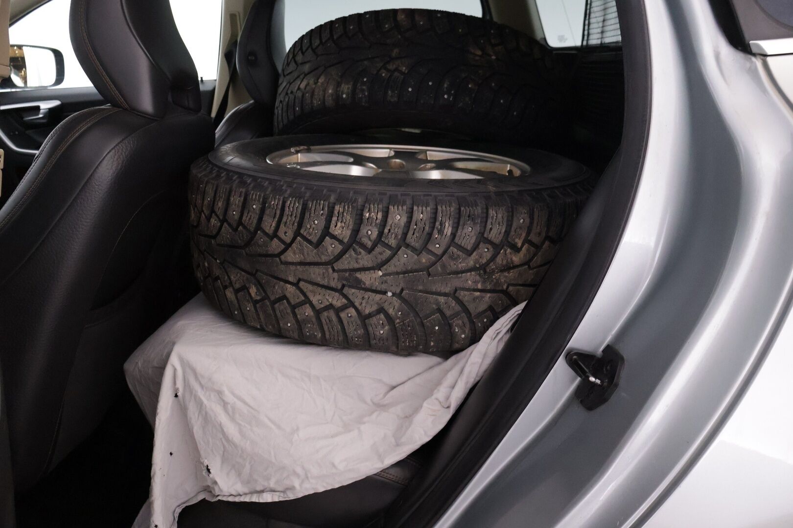 Volvo XC60 2009 2,4D AWD Momentum aut - Myydään Huutokaupat.com - | Suomi-auto | Vetokoukku | Webasto | Lisävalo | Ruosteet korjattu kaarista | Vakkari | akt. Xenon | 
