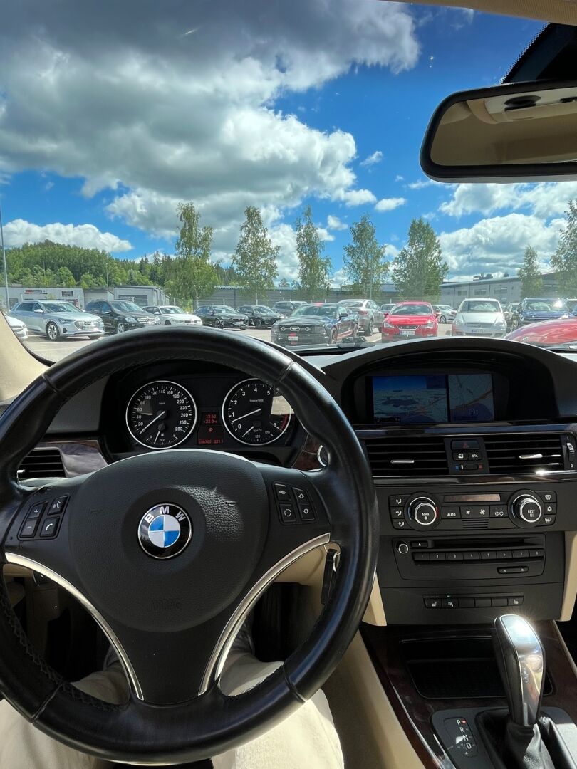 BMW 325i 2009 E92 Coupé - Xenon | Proffa navi | Vaaleat Nahat | P.tutkat | Juuri katsastettu 