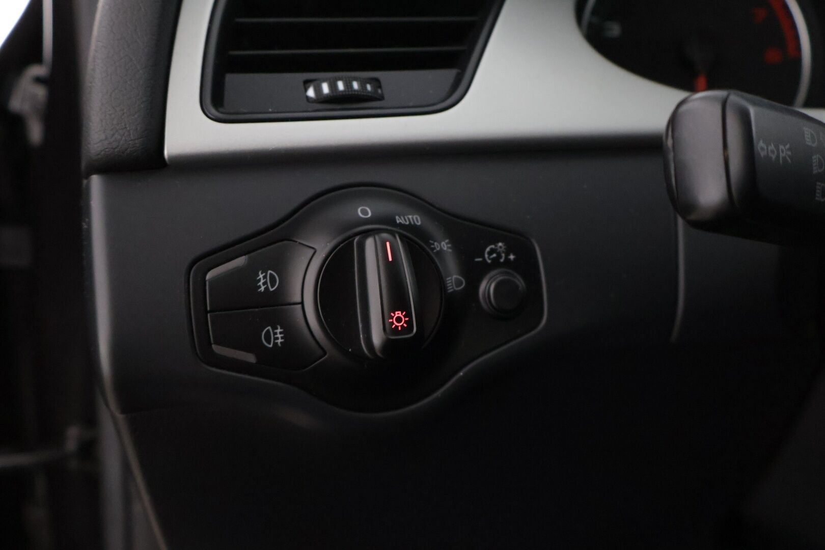 Audi A4 2009 Avant 2,0 TFSI quattro 100V * Sporttipenkit / Xenon / Vakkari / Neliveto * YritysOutlet - Myydään vain yrityksille * - * Tämä auto myydään YritysOutlet -valikoimasta vain yritykselle / Suomi-auto / Kahdet renkaat Audin alumiinivanteilla! *