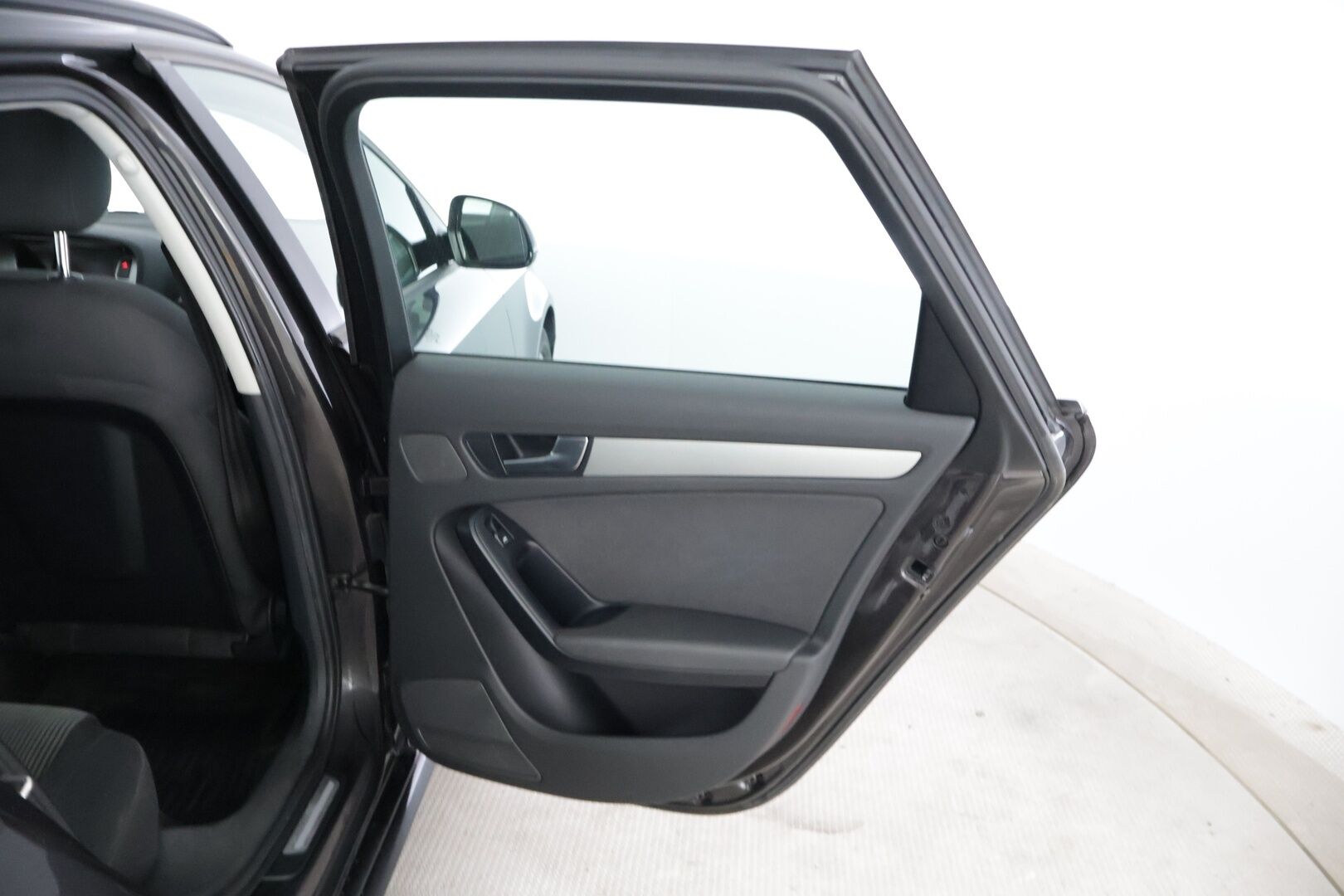 Audi A4 2009 Avant 2,0 TFSI quattro 100V * Sporttipenkit / Xenon / Vakkari / Neliveto * YritysOutlet - Myydään vain yrityksille * - * Tämä auto myydään YritysOutlet -valikoimasta vain yritykselle / Suomi-auto / Kahdet renkaat Audin alumiinivanteilla! *