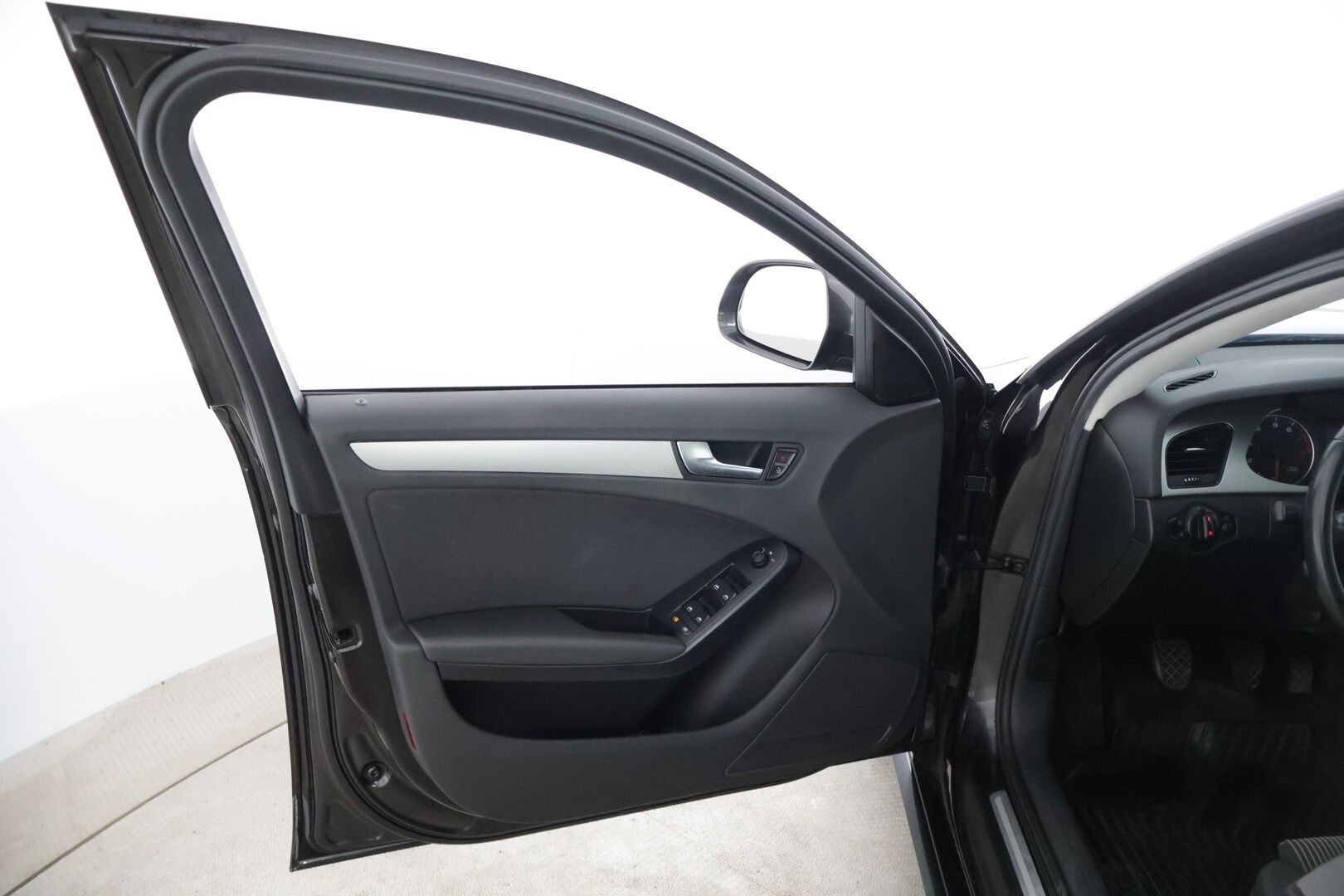 Audi A4 2009 Avant 2,0 TFSI quattro 100V * Sporttipenkit / Xenon / Vakkari / Neliveto * YritysOutlet - Myydään vain yrityksille * - * Tämä auto myydään YritysOutlet -valikoimasta vain yritykselle / Suomi-auto / Kahdet renkaat Audin alumiinivanteilla! *