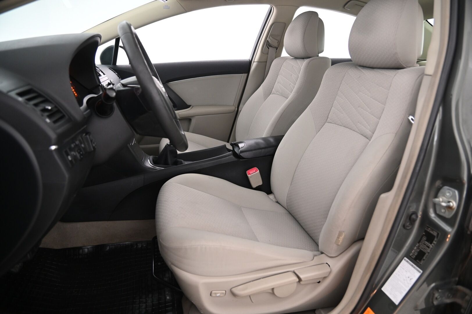 Toyota Avensis 2010 2,0 D-4D DPF Linea Sol Plus 4ov *Myydään Huutokaupat.com* - Webasto/  Koukku/  Avaimeton käynnistys/  Suomiauto