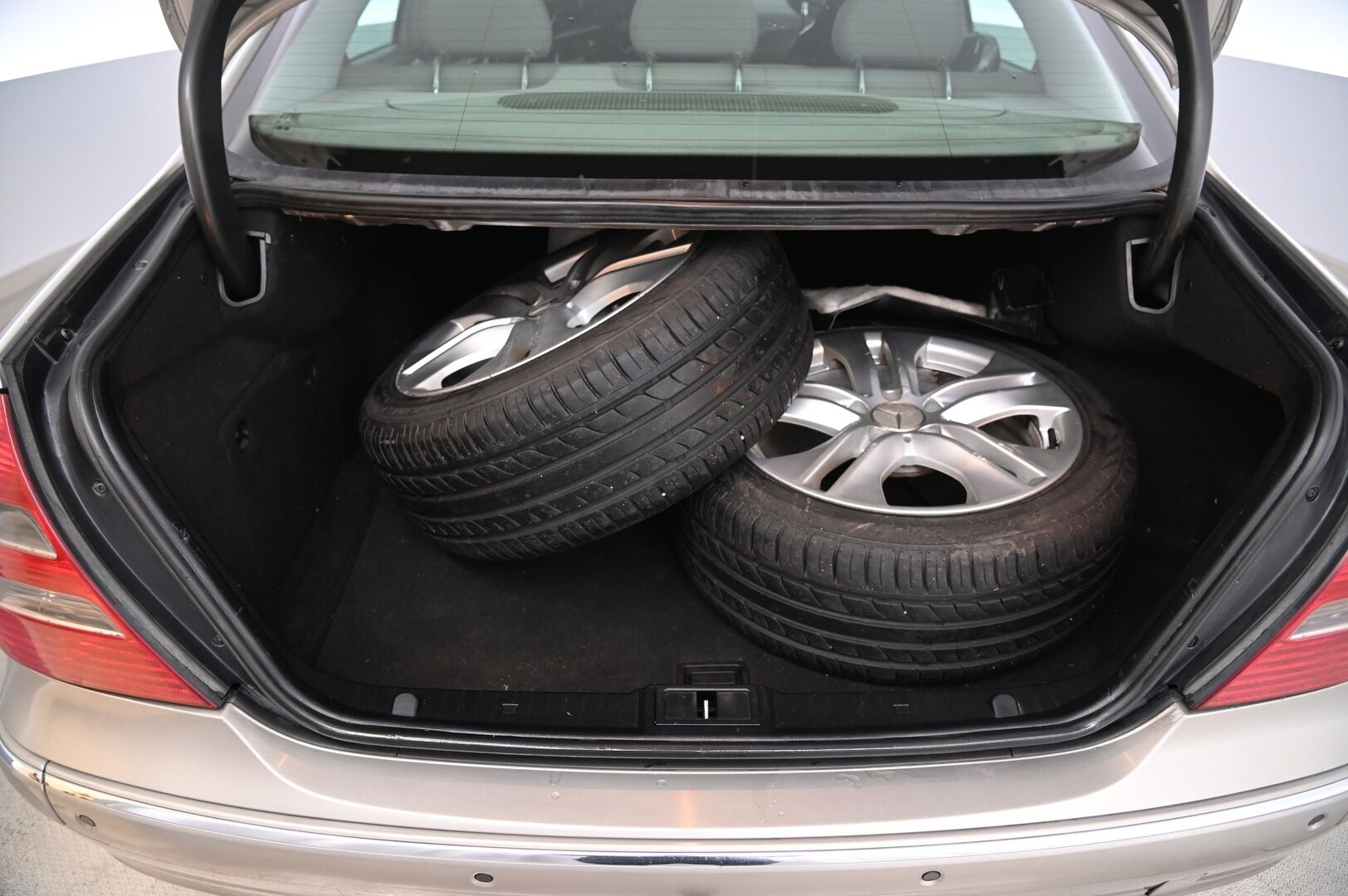 Mercedes-Benz E 2005 270 CDI Sedan * MYYDÄÄN HUUTOKAUPAT.COM * - MYYDÄÄN HUUTOKAUPAT.COM