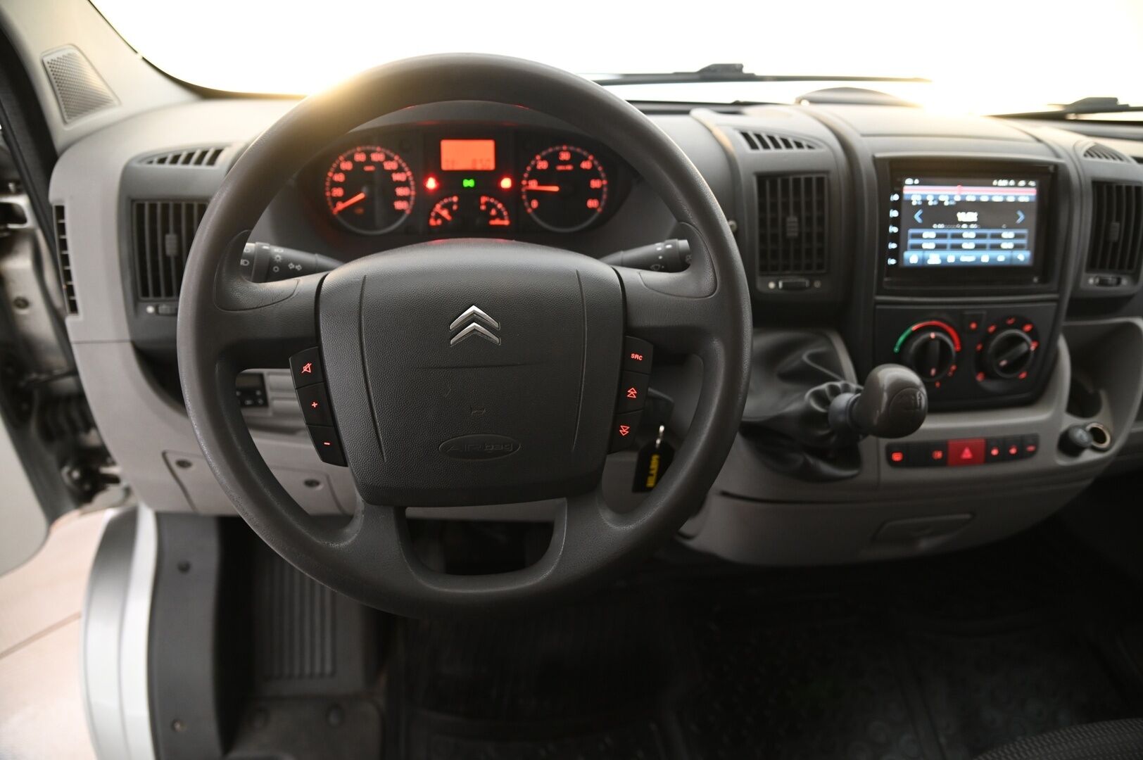 Citroen Jumper 2011 HDi 100 33 L2H1 *YritysOutlet-myydään vain yrityksille / Suomi-Auto / P-Kamera / Android / 2X renkaat - *YritysOutlet-myydään vain yrityksille / Webasto / Koukku*