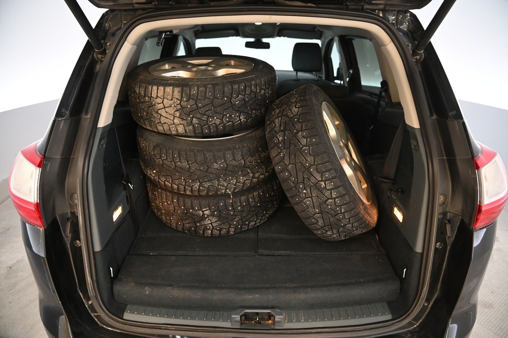 Ford Grand C-Max 2011 1,6 TDCi 115 hv Titanium M6 5-ovinen *Myydään  Huutokaupat.com* - *7-P / BT / Koukku / 2x Alut*