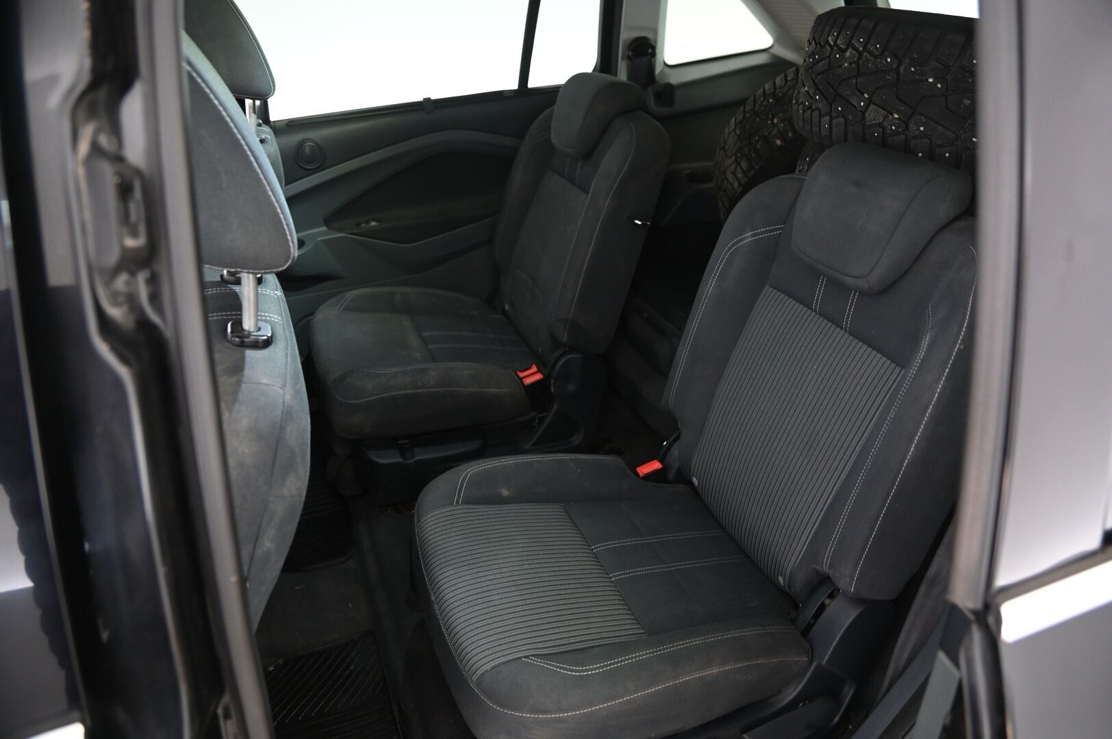 Ford Grand C-Max 2011 1,6 TDCi 115 hv Titanium M6 5-ovinen *Myydään  Huutokaupat.com* - *7-P / BT / Koukku / 2x Alut*