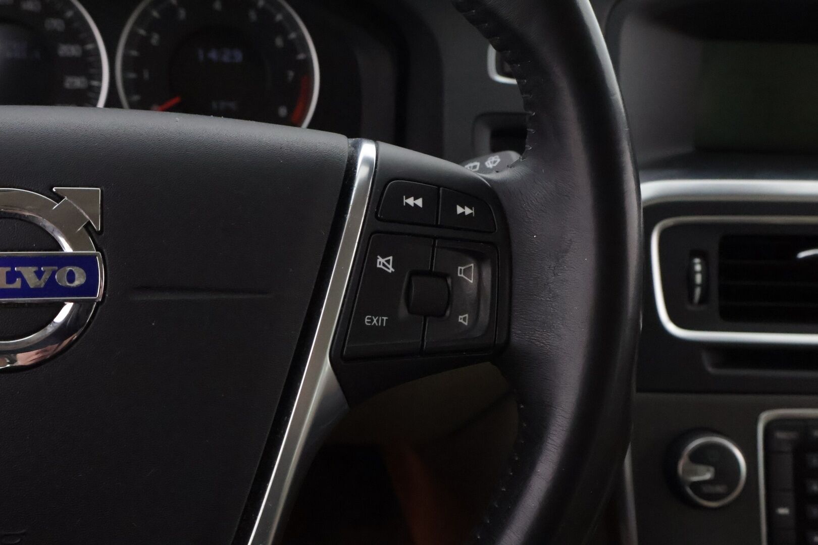 Volvo V60 2011 T4 Momentum Business - YritysOutlet - Myydään vain yrityksille