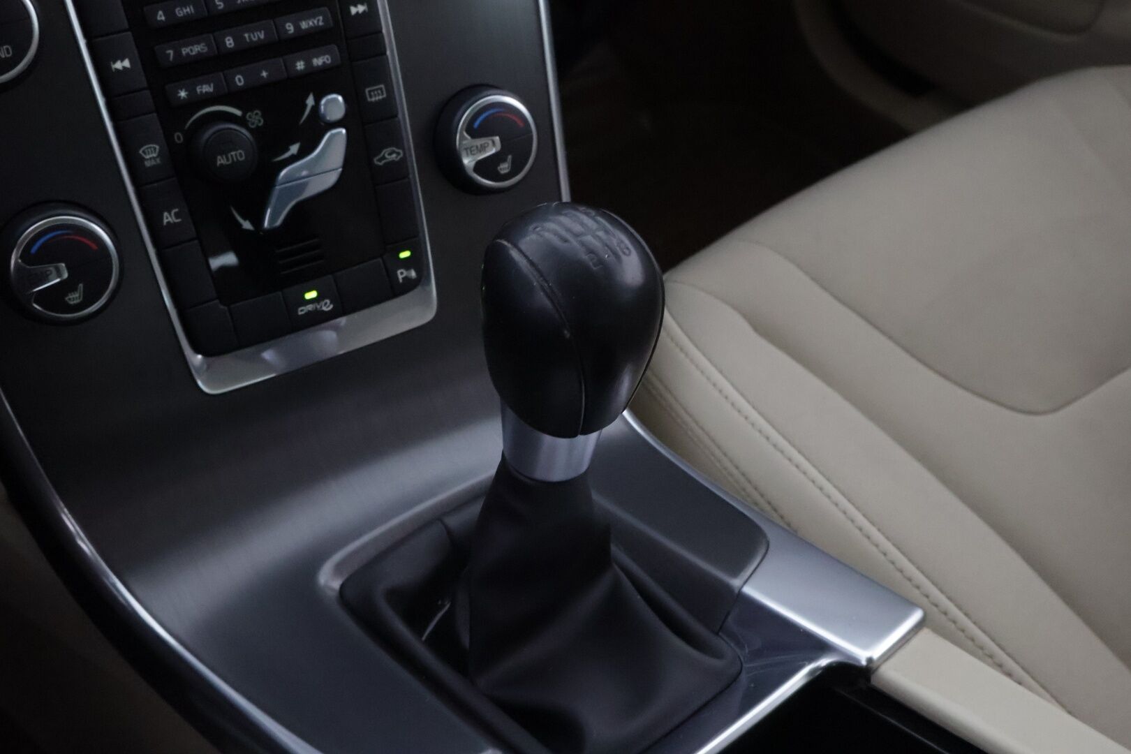 Volvo V60 2011 T4 Momentum Business - YritysOutlet - Myydään vain yrityksille