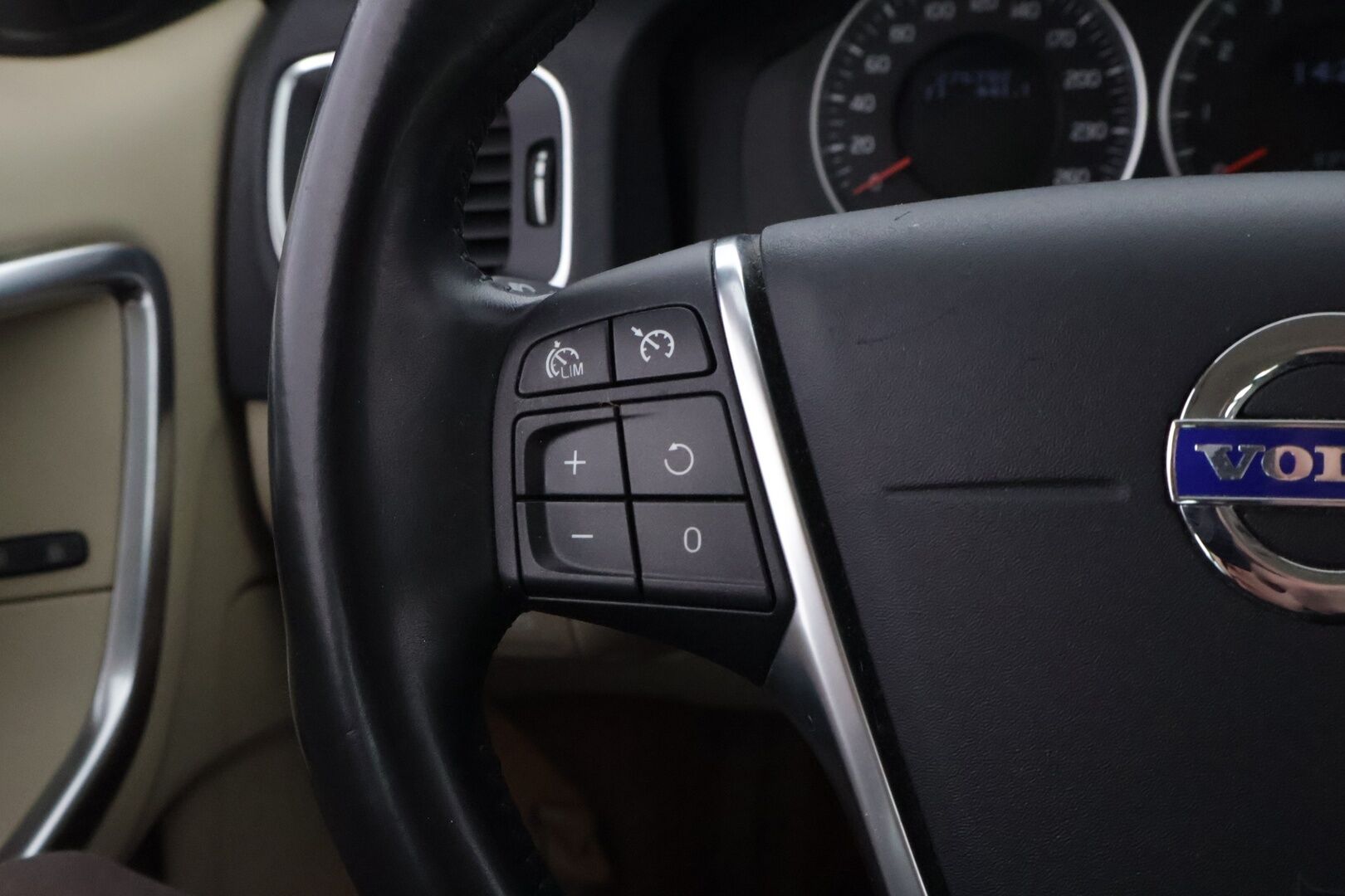 Volvo V60 2011 T4 Momentum Business - YritysOutlet - Myydään vain yrityksille