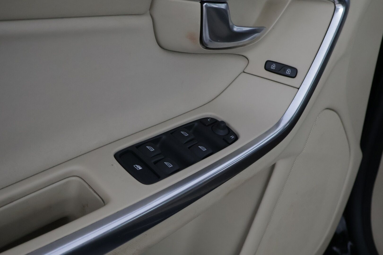 Volvo V60 2011 T4 Momentum Business - YritysOutlet - Myydään vain yrityksille