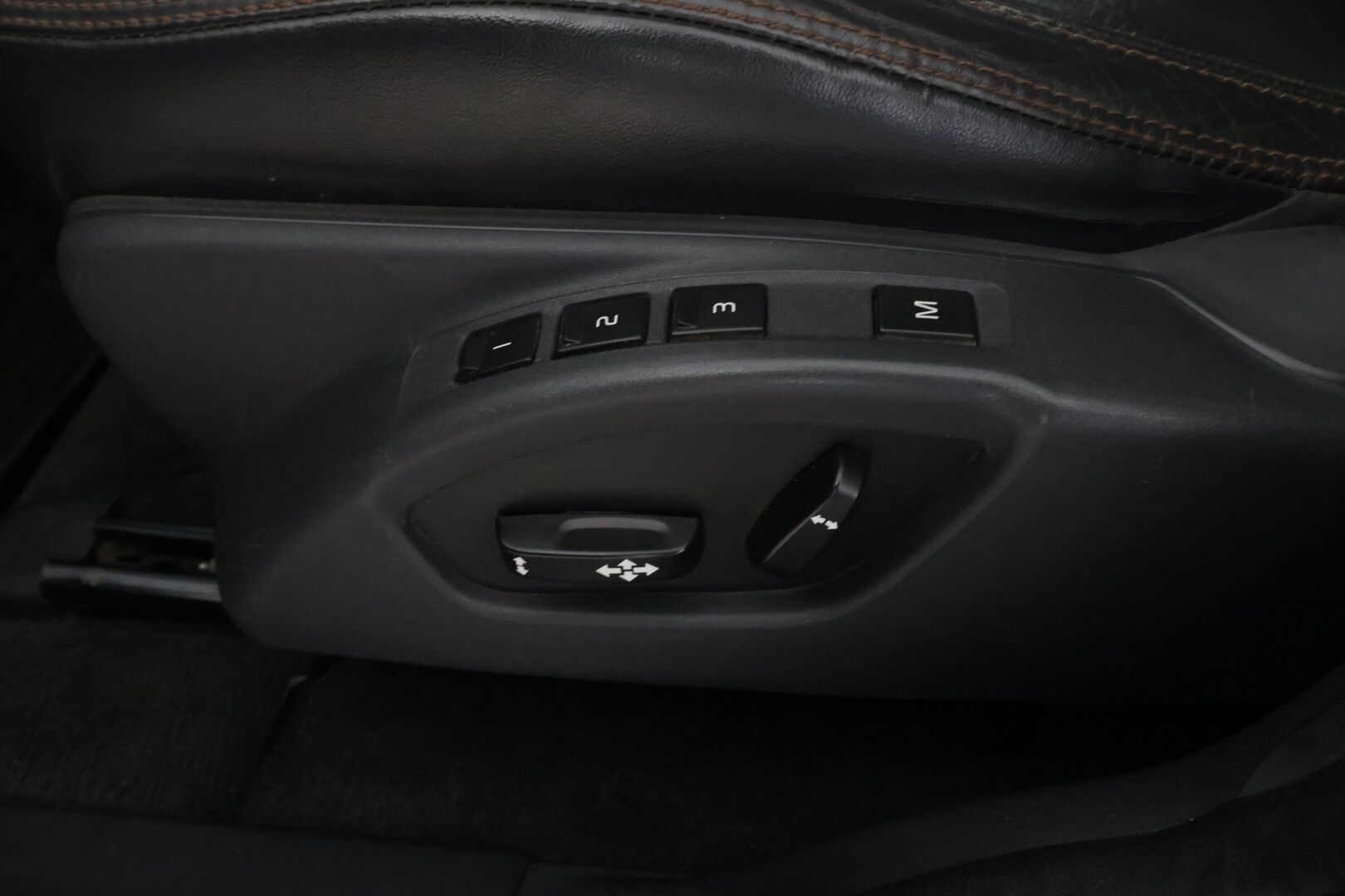 Volvo XC60 2011 D3 AWD Summum aut *Myydään Huutokaupat.com* - | Muistipenkki | Webasto | Koukku | Bluetooth | Hihna tehty 08/24 | *Myydään Huutokaupat.com*