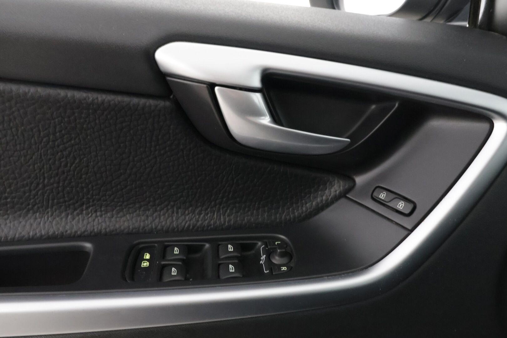 Volvo XC60 2011 D3 AWD Summum aut *Myydään Huutokaupat.com* - | Muistipenkki | Webasto | Koukku | Bluetooth | Hihna tehty 08/24 | *Myydään Huutokaupat.com*