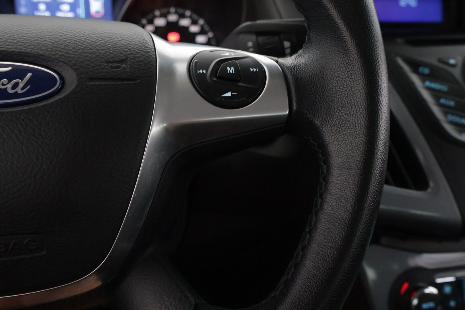 Ford Focus 2011 1.6 EcoBoost 150hv Titanium * Lohko + sisä / Kaistavahti / BLIS * - Merkkiliikkeen huoltokirja / Suomi-auto / Kummatkin renkaat ok *