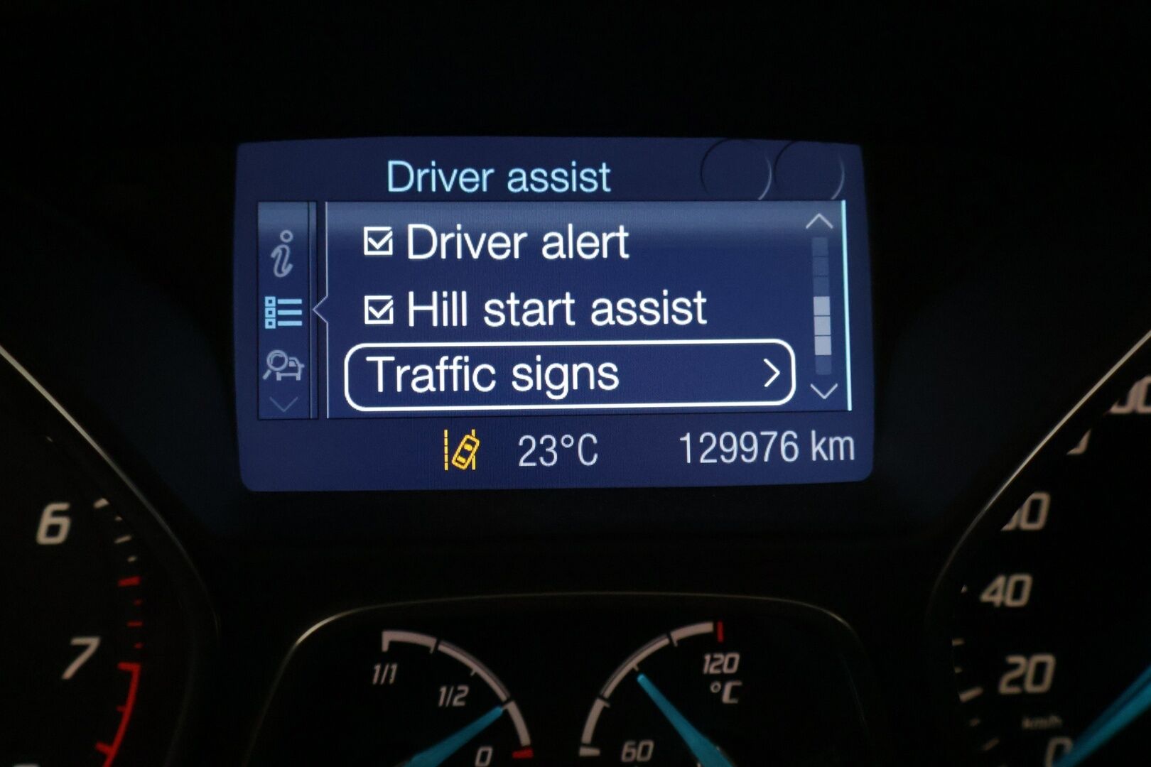 Ford Focus 2011 1.6 EcoBoost 150hv Titanium * Lohko + sisä / Kaistavahti / BLIS * - Merkkiliikkeen huoltokirja / Suomi-auto / Kummatkin renkaat ok *