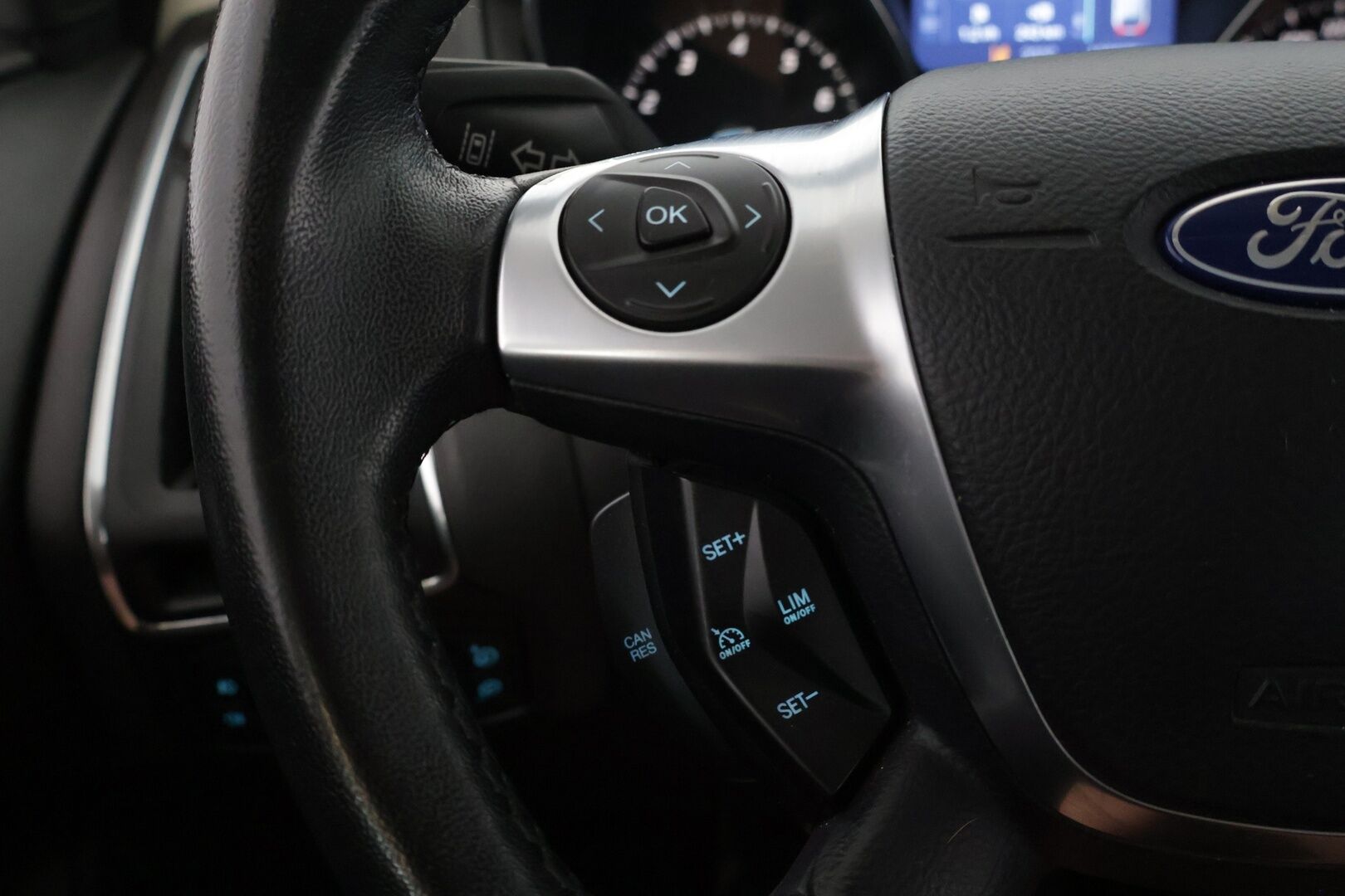 Ford Focus 2011 1.6 EcoBoost 150hv Titanium * Lohko + sisä / Kaistavahti / BLIS * - Merkkiliikkeen huoltokirja / Suomi-auto / Kummatkin renkaat ok *