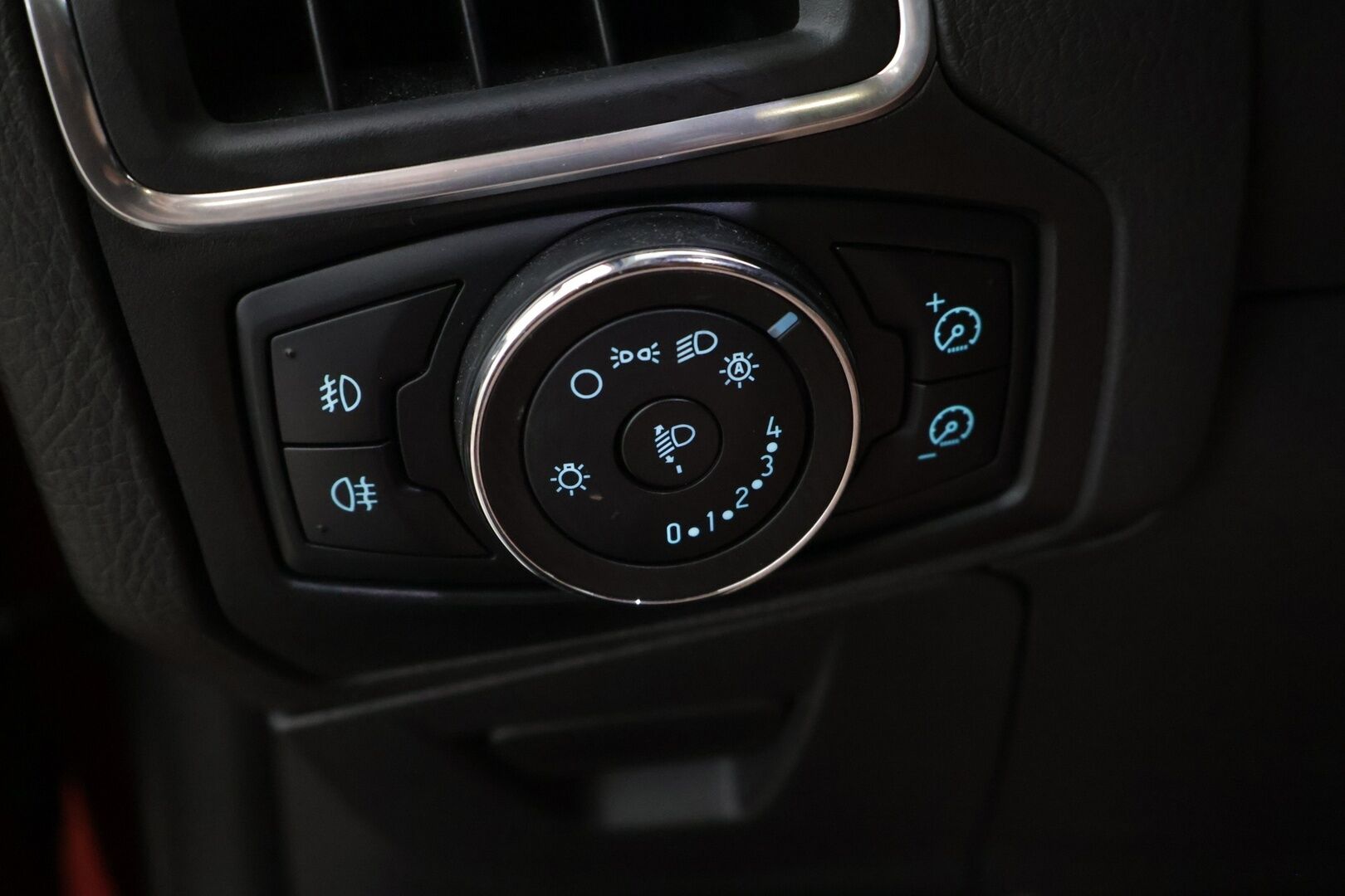 Ford Focus 2011 1.6 EcoBoost 150hv Titanium * Lohko + sisä / Kaistavahti / BLIS * - Merkkiliikkeen huoltokirja / Suomi-auto / Kummatkin renkaat ok *