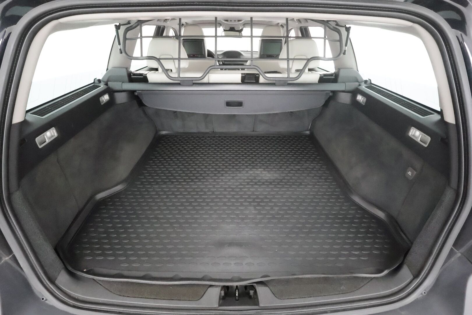 Volvo XC70 2013 D5 AWD Summum aut * Vakkari / Webasto / Koukku / Muistipenkki / Xenon / Blis / P.tutkat / Kattoluukku * - Suomi-auto / Kahdet renkaat