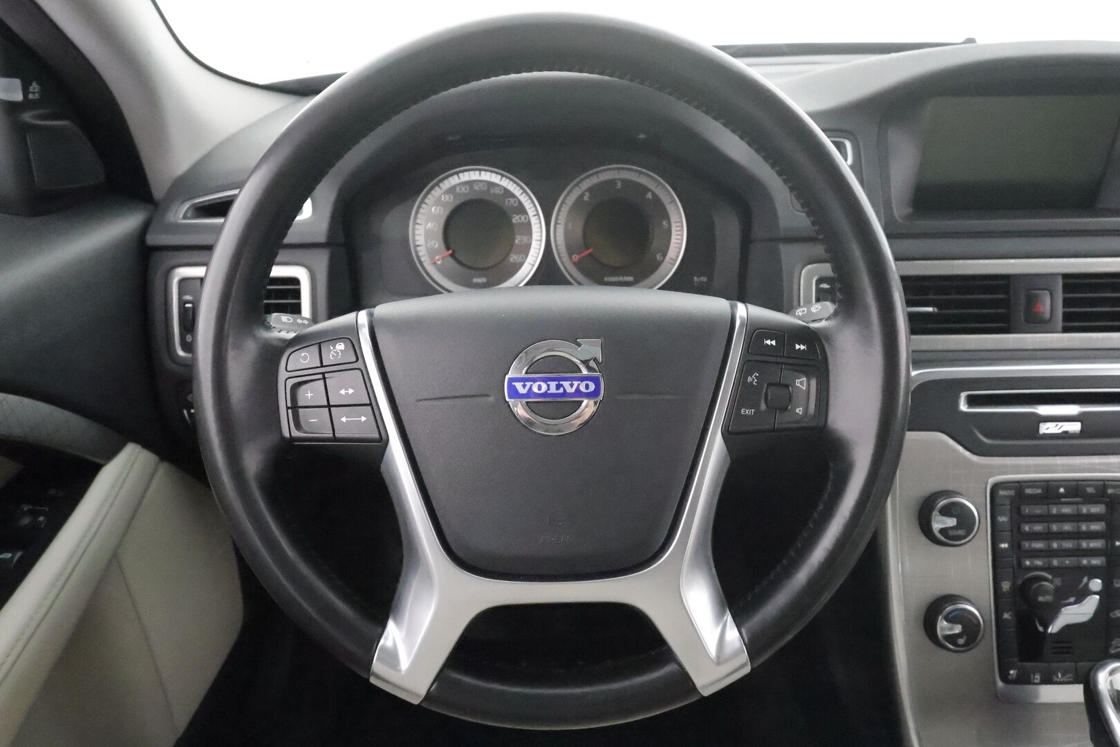 Volvo XC70 2013 D5 AWD Summum aut * Vakkari / Webasto / Koukku / Muistipenkki / Xenon / Blis / P.tutkat / Kattoluukku * - Suomi-auto / Kahdet renkaat - HULLUT AVAJAISHULINAT KORKOTARJOUS 3,29 %