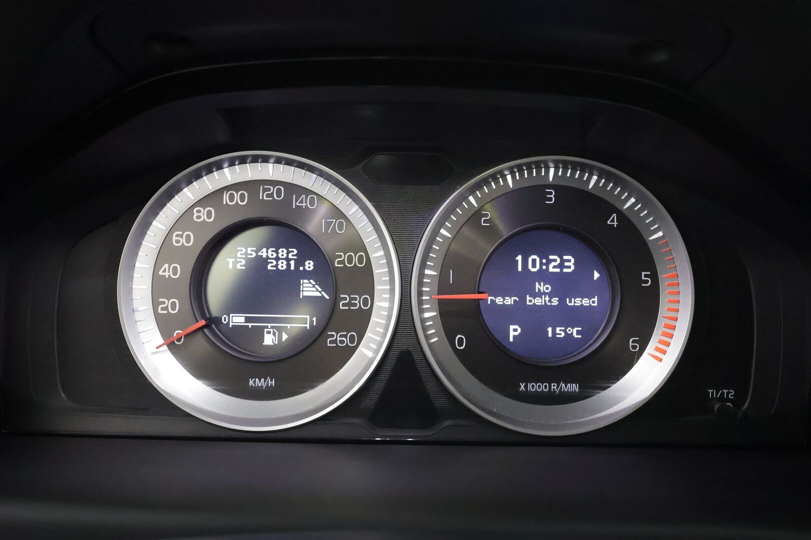 Volvo XC70 2013 D5 AWD Summum aut * Vakkari / Webasto / Koukku / Muistipenkki / Xenon / Blis / P.tutkat / Kattoluukku * - Suomi-auto / Kahdet renkaat