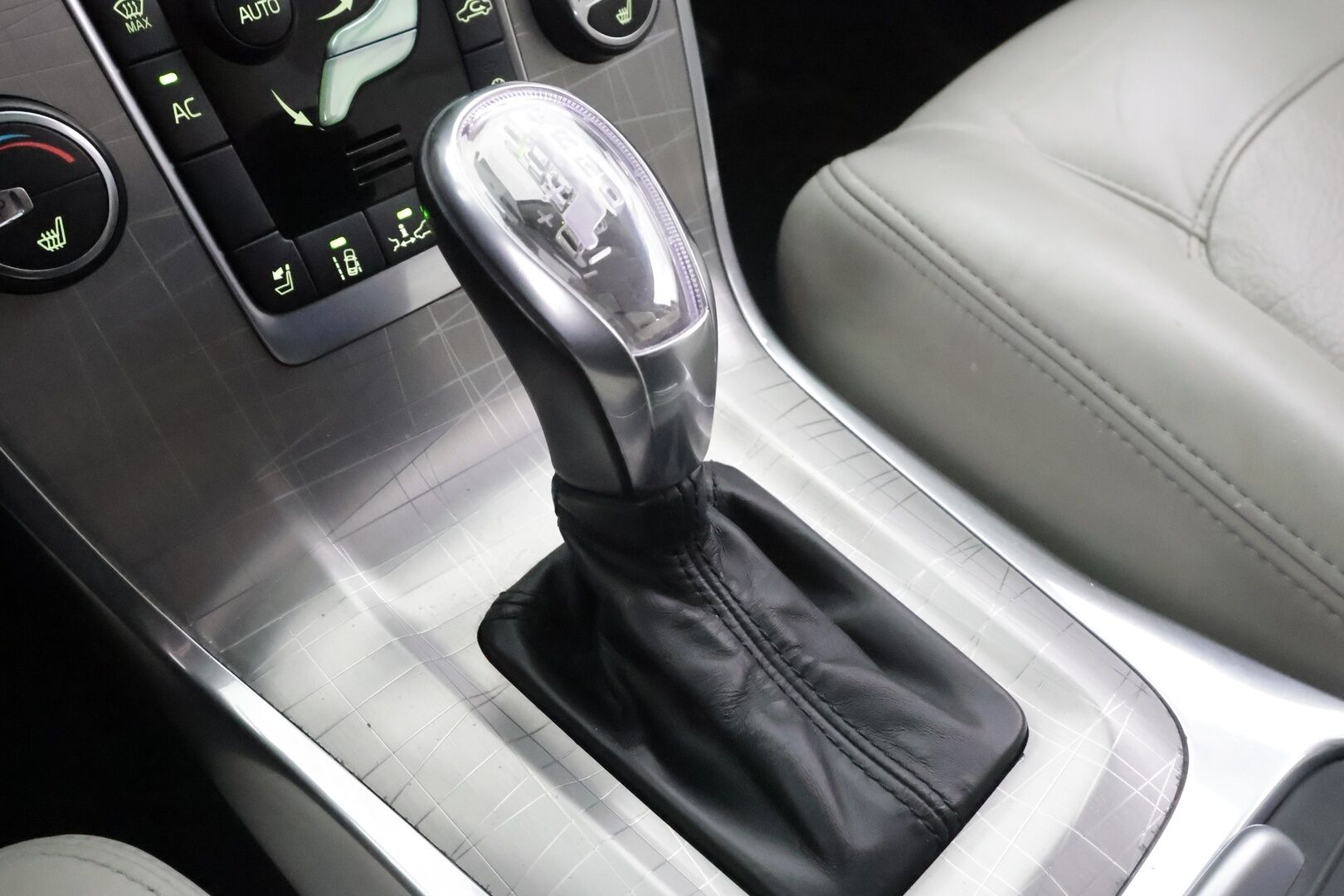 Volvo XC70 2013 D5 AWD Summum aut * Vakkari / Webasto / Koukku / Muistipenkki / Xenon / Blis / P.tutkat / Kattoluukku * - Suomi-auto / Kahdet renkaat - HULLUT AVAJAISHULINAT KORKOTARJOUS 3,29 %